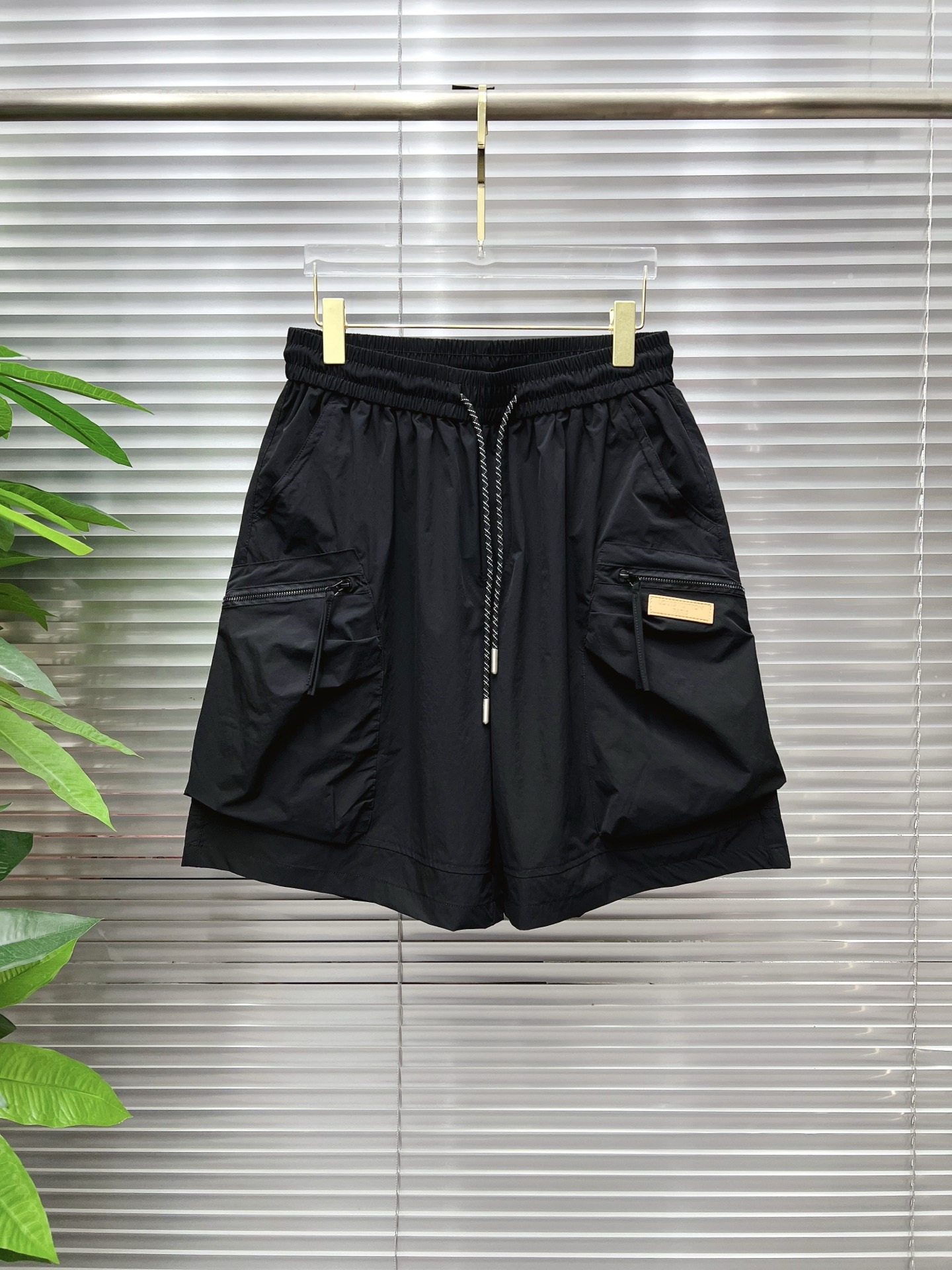 NO:930605,LV 26ss new summer men's casual work shorts, advanced custom-made summer special technical quick-drying breathable fabric, high breathability and comfort, impeccable details, customized development of accessories, what you see is what you get, reflecting high quality. It feels delicate and soft!  Three-dimensional cutting, simple and fashionable, and the upper body shape is awesome!  Code number 29–38,,louis vuitton,shorts,19860909LV 26ss夏季新款男士休闲工装短裤 高级定制夏季专用科技速干透气面料 透气舒适度高,细节无可挑剔,辅料定制开发,所见即所得,体现高品质.手感细腻柔软！立体裁剪,简单时尚,上身版型超赞！码数29–38,,louis vuitton,shorts,,Men's clothing