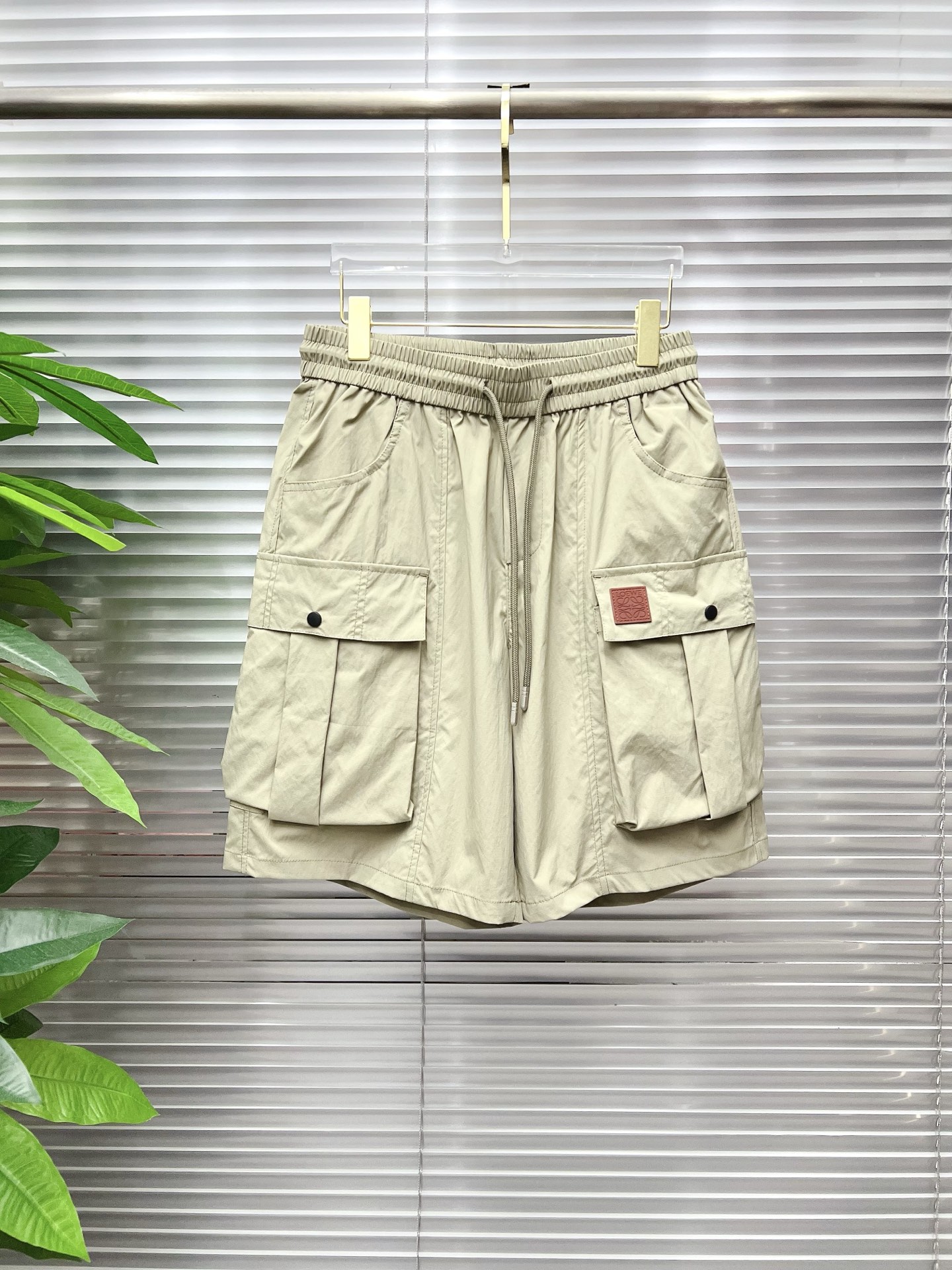 NO:930615,Loewe 26ss new summer men's casual work shorts, advanced custom-made summer-specific technical quick-drying breathable fabric, with high breathability and comfort, impeccable details, customized development of accessories, what you see is what you get, reflecting high quality. It feels delicate and soft!  Three-dimensional cutting, simple and fashionable, and the upper body shape is awesome!  Code number 29–38,,loewe,shorts,19860909罗意威 26ss夏季新款男士休闲工装短裤 高级定制夏季专用科技速干透气面料 透气舒适度高,细节无可挑剔,辅料定制开发,所见即所得,体现高品质.手感细腻柔软！立体裁剪,简单时尚,上身版型超赞！码数29–38,,loewe,shorts,,Men's clothing