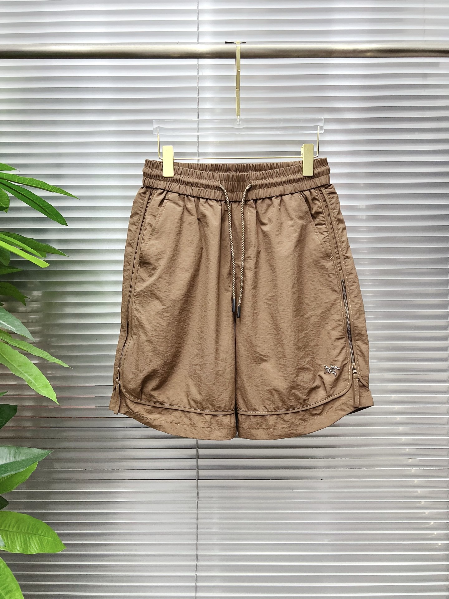 NO:930627,Arc'teryx 26ss new summer men's casual work shorts, advanced custom-made summer-specific technical quick-drying breathable fabric, with high breathability and comfort, impeccable details, customized development of accessories, what you see is what you get, reflecting high quality. It feels delicate and soft!  Three-dimensional cutting, simple and fashionable, and the upper body shape is awesome!  Code number 29–38,arc'teryx,shorts,19860909始祖鸟 26ss夏季新款男士休闲工装短裤 高级定制夏季专用科技速干透气面料 透气舒适度高,细节无可挑剔,辅料定制开发,所见即所得,体现高品质.手感细腻柔软！立体裁剪,简单时尚,上身版型超赞！码数29–38,arc'teryx,shorts,,Men's clothing