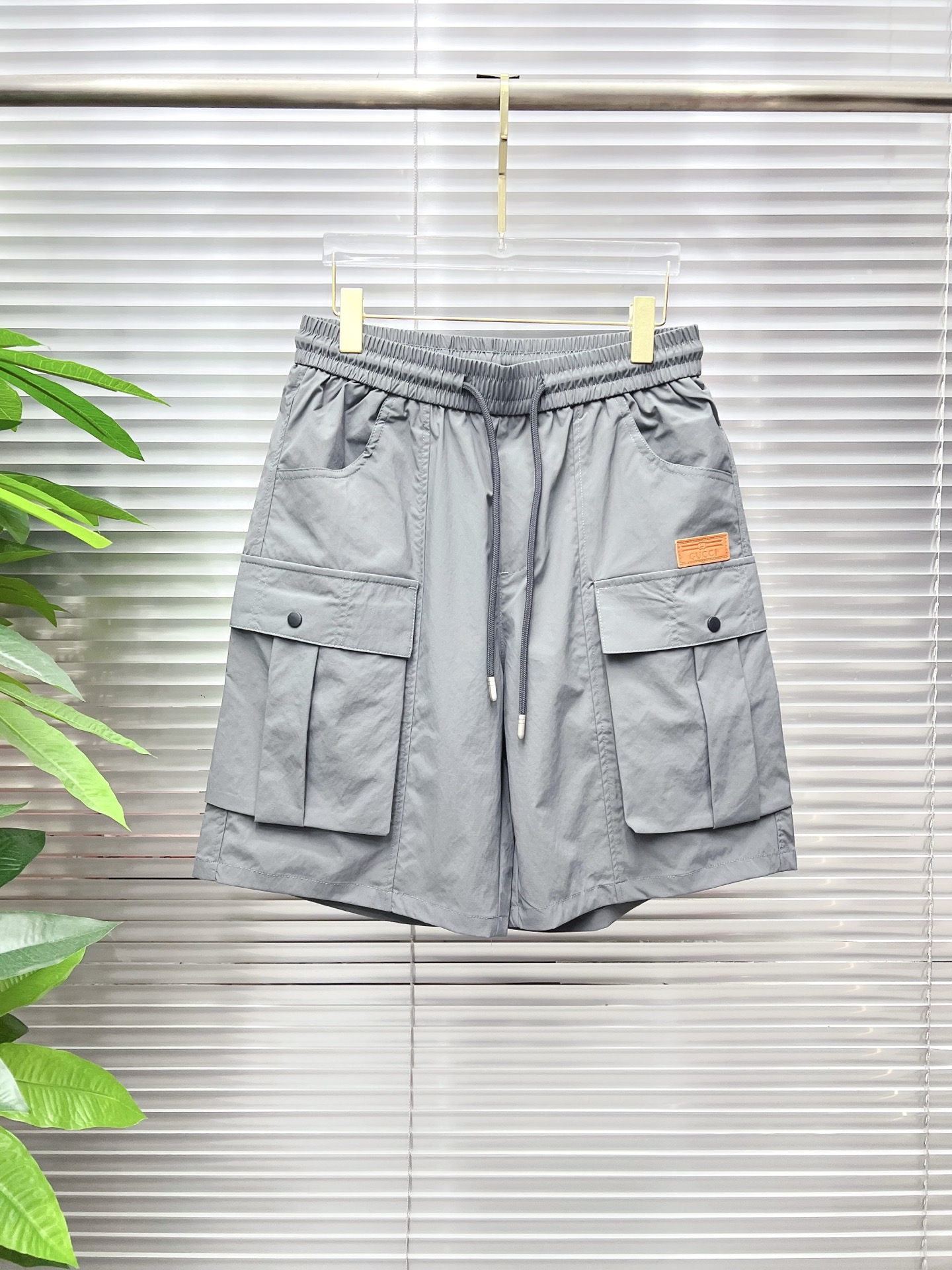 NO:930536,GUCCI Gucci 26ss new summer men's casual work shorts, advanced customized summer special technology quick-drying breathable fabric, high breathability and comfort, impeccable details, customized development of accessories, what you see is what you get, reflecting high quality. It feels delicate and soft!  Three-dimensional cutting, simple and fashionable, and the upper body shape is awesome!  Size 29–38,,gucci,shorts,19860909GUCCI 古奇 26ss夏季新款男士休闲工装短裤 高级定制夏季专用科技速干透气面料 透气舒适度高,细节无可挑剔,辅料定制开发,所见即所得,体现高品质.手感细腻柔软！立体裁剪,简单时尚,上身版型超赞！码数29–38,,gucci,shorts,,Men's clothing