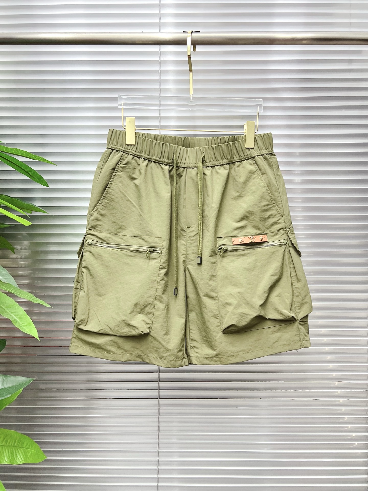 NO:930545,LV 26ss new summer men's casual work shorts, advanced custom-made summer special technical quick-drying breathable fabric, high breathability and comfort, impeccable details, customized development of accessories, what you see is what you get, reflecting high quality. It feels delicate and soft!  Three-dimensional cutting, simple and fashionable, and the upper body shape is awesome!  Code number 29–38,,louis vuitton,shorts,19860909LV 26ss夏季新款男士休闲工装短裤 高级定制夏季专用科技速干透气面料 透气舒适度高,细节无可挑剔,辅料定制开发,所见即所得,体现高品质.手感细腻柔软！立体裁剪,简单时尚,上身版型超赞！码数29–38,,louis vuitton,shorts,,Men's clothing