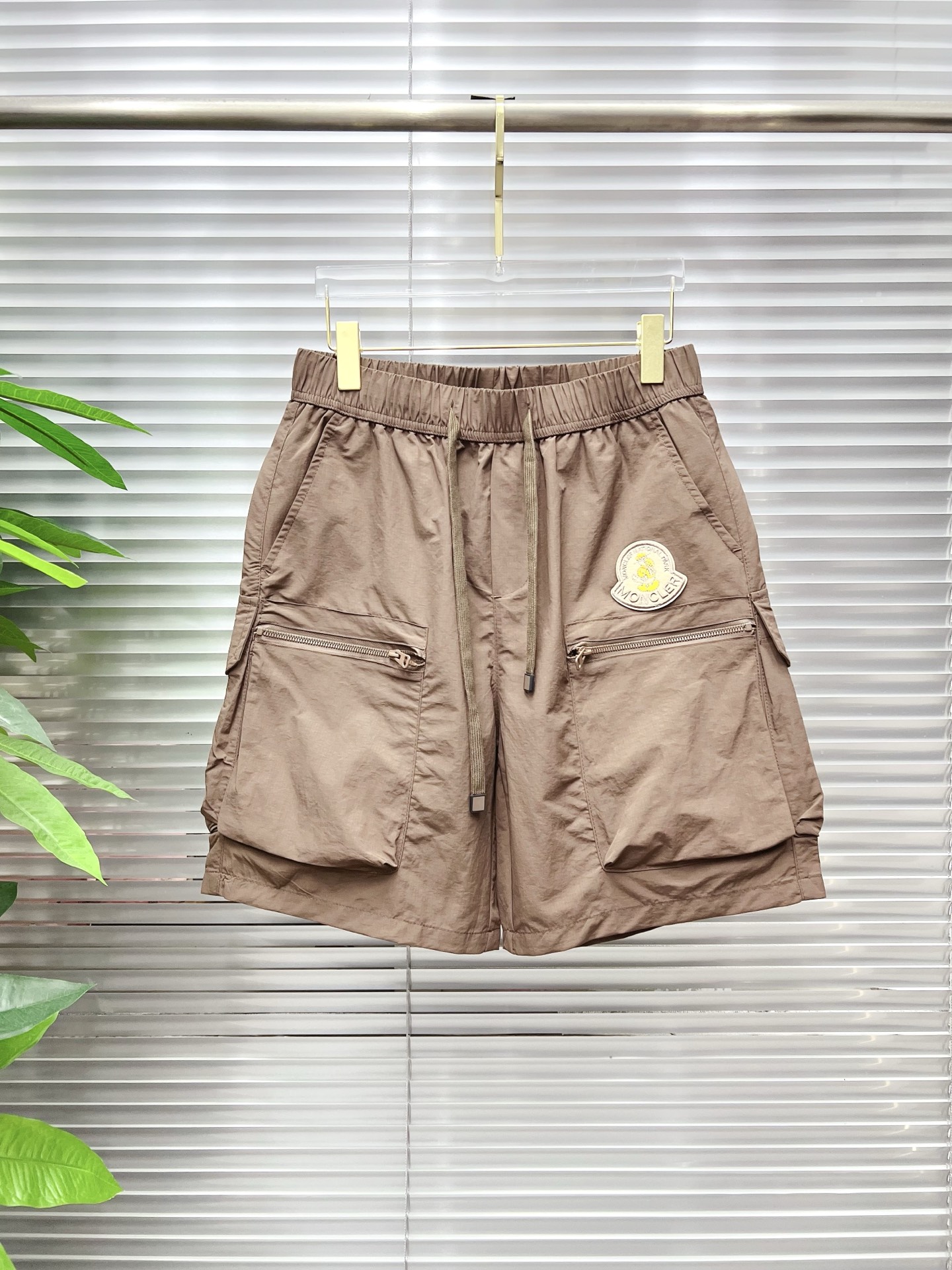 NO:930554,Mengkou 26ss new summer men's casual work shorts, advanced custom-made summer special technical quick-drying breathable fabric, high breathability and comfort, impeccable details, customized development of accessories, what you see is what you get, reflecting high quality. It feels delicate and soft!  Three-dimensional cutting, simple and fashionable, and the upper body shape is awesome!  Size 29–38,,Moncler,shorts,19860909蒙口 26ss夏季新款男士休闲工装短裤 高级定制夏季专用科技速干透气面料 透气舒适度高,细节无可挑剔,辅料定制开发,所见即所得,体现高品质.手感细腻柔软！立体裁剪,简单时尚,上身版型超赞！码数29–38,,Moncler,shorts,,Men's clothing