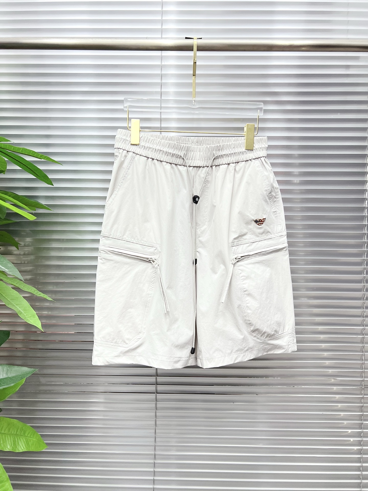 NO:930565,Armani Armani 26ss new summer men's casual work shorts, advanced custom-made summer-specific technical quick-drying breathable fabric, high breathability and comfort, impeccable details, customized development of accessories, what you see is what you get, reflecting high quality. It feels delicate and soft!  Three-dimensional cutting, simple and fashionable, and the upper body shape is awesome!  Code number 29–38,,armani,armani,shorts,19860909Armani 阿玛尼 26ss夏季新款男士休闲工装短裤 高级定制夏季专用科技速干透气面料 透气舒适度高,细节无可挑剔,辅料定制开发,所见即所得,体现高品质.手感细腻柔软！立体裁剪,简单时尚,上身版型超赞！码数29–38,,armani,armani,shorts,,Men's clothing