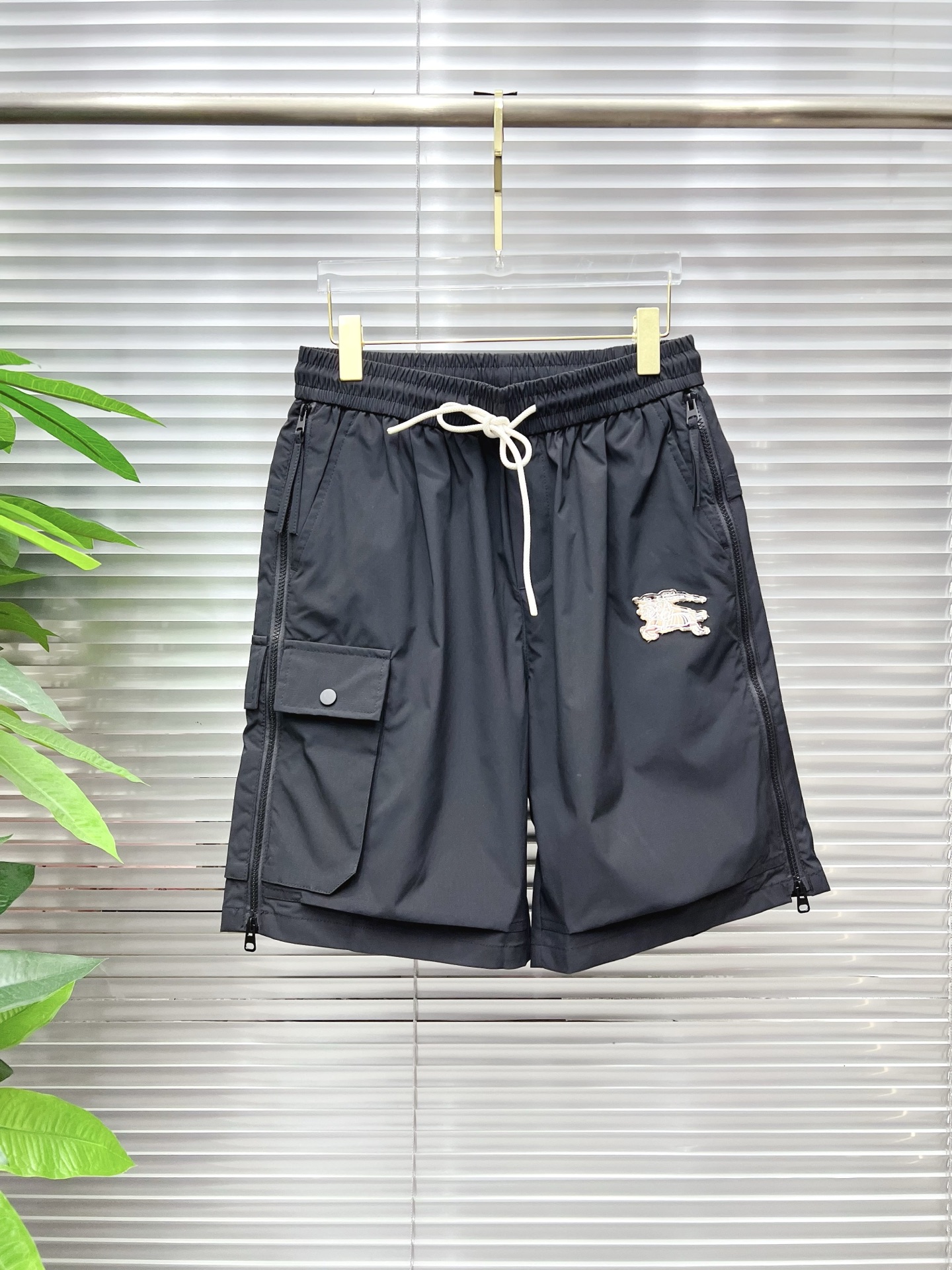 NO:930575,Burberry 26ss summer new men's casual work shorts, advanced custom-made summer-specific technical quick-drying breathable fabric, high breathability and comfort, impeccable details, customized development of accessories, what you see is what you get, reflecting high quality. It feels delicate and soft!  Three-dimensional cutting, simple and fashionable, and the upper body shape is awesome!  Code number 29–38,,burberry,burberry,shorts,19860909Burberry 巴宝莉 26ss夏季新款男士休闲工装短裤 高级定制夏季专用科技速干透气面料 透气舒适度高,细节无可挑剔,辅料定制开发,所见即所得,体现高品质.手感细腻柔软！立体裁剪,简单时尚,上身版型超赞！码数29–38,,burberry,burberry,shorts,,Men's clothing