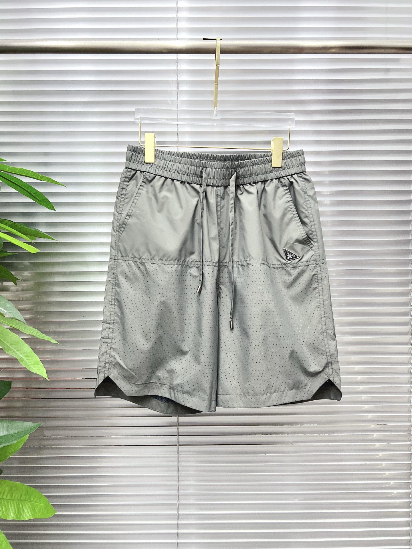 NO:930586,PRADA 26ss new summer men's casual work shorts, advanced custom-made summer special technical quick-drying breathable fabric, high breathability and comfort, impeccable details, customized development of accessories, what you see is what you get, reflecting high quality. It feels delicate and soft!  Three-dimensional cutting, simple and fashionable, and the upper body shape is awesome!  Code number 29–38,,prada,prada,shorts,19860909PRADA 普拉达 26ss夏季新款男士休闲工装短裤 高级定制夏季专用科技速干透气面料 透气舒适度高,细节无可挑剔,辅料定制开发,所见即所得,体现高品质.手感细腻柔软！立体裁剪,简单时尚,上身版型超赞！码数29–38,,prada,prada,shorts,,Men's clothing