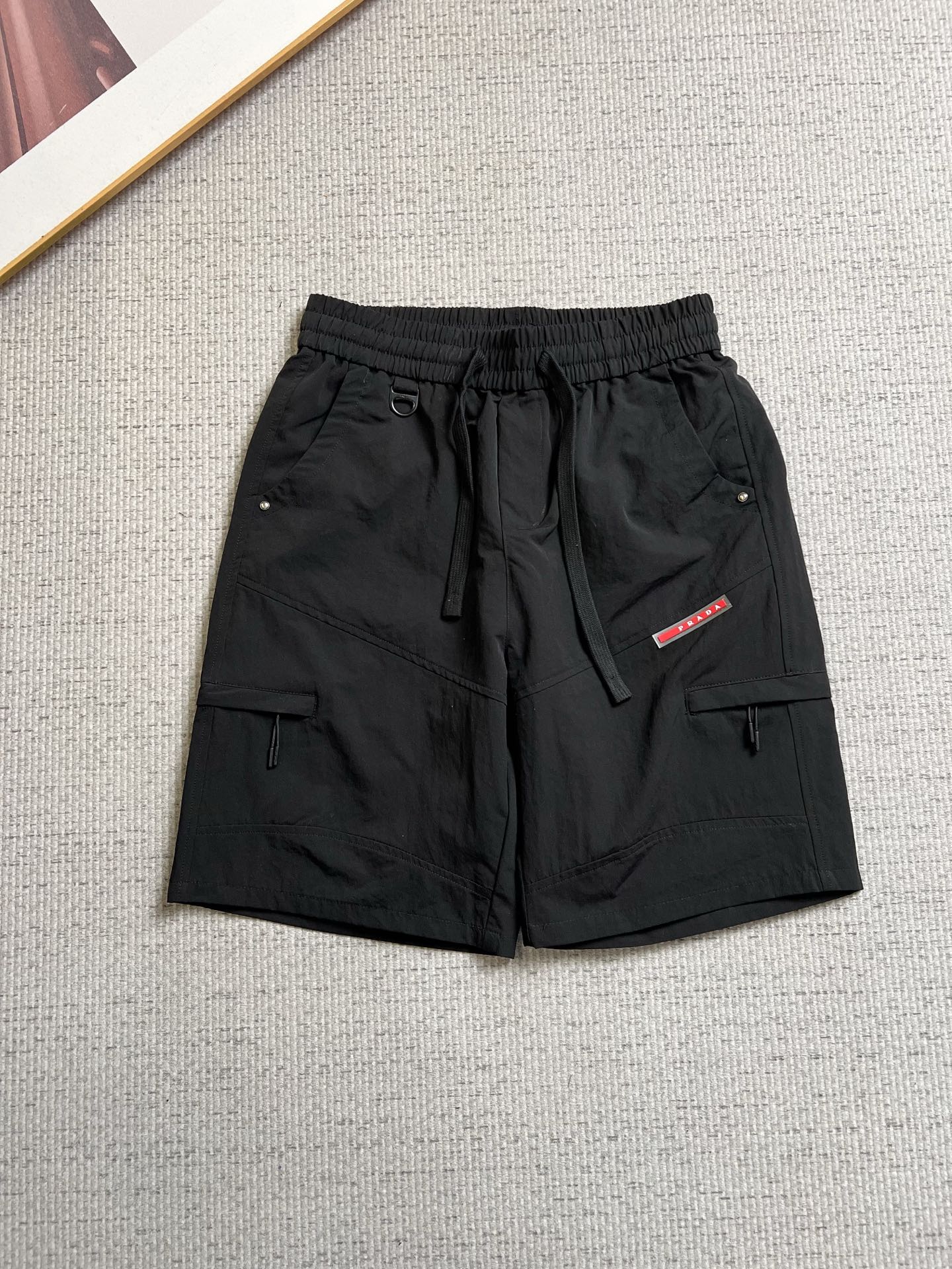 NO:937336,PRADA 26ss new summer men's casual work shorts, advanced custom-made summer special technical quick-drying breathable fabric, high breathability and comfort, impeccable details, customized development of accessories, what you see is what you get, reflecting high quality. It feels delicate and soft!  Three-dimensional cutting, simple and fashionable, and the upper body shape is awesome!  Code number 29–38,,prada,prada,shorts,19860909PRADA 普拉达 26ss夏季新款男士休闲工装短裤 高级定制夏季专用科技速干透气面料 透气舒适度高,细节无可挑剔,辅料定制开发,所见即所得,体现高品质.手感细腻柔软！立体裁剪,简单时尚,上身版型超赞！码数29–38,,prada,prada,shorts,,Men's clothing