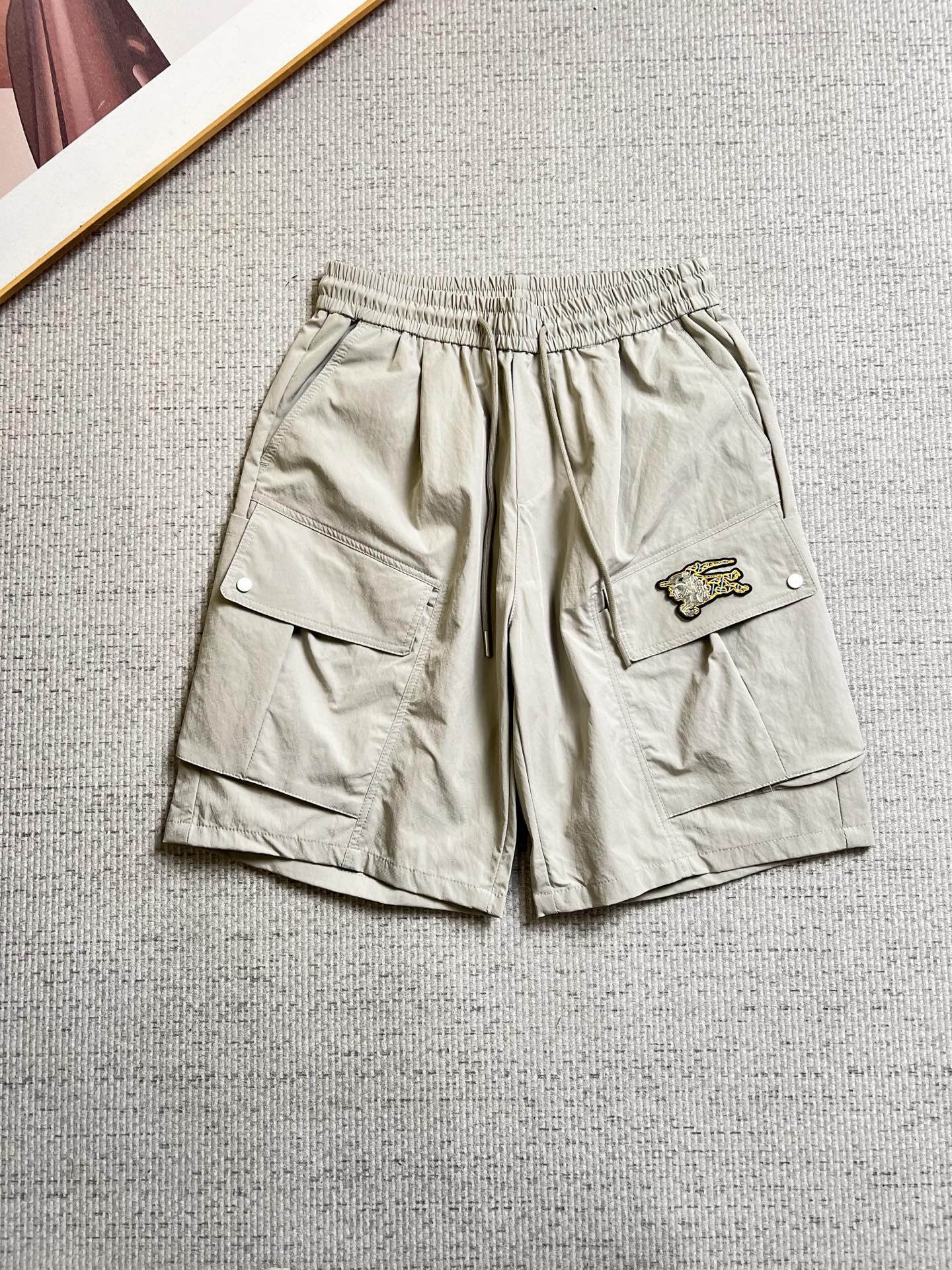 NO:937339,Burberry 26ss summer new men's casual work shorts, advanced custom-made summer-specific technical quick-drying breathable fabric, high breathability and comfort, impeccable details, customized development of accessories, what you see is what you get, reflecting high quality. It feels delicate and soft!  Three-dimensional cutting, simple and fashionable, and the upper body shape is awesome!  Code number 29–38,,burberry,burberry,shorts,19860909Burberry 巴宝莉 26ss夏季新款男士休闲工装短裤 高级定制夏季专用科技速干透气面料 透气舒适度高,细节无可挑剔,辅料定制开发,所见即所得,体现高品质.手感细腻柔软！立体裁剪,简单时尚,上身版型超赞！码数29–38,,burberry,burberry,shorts,,Men's clothing