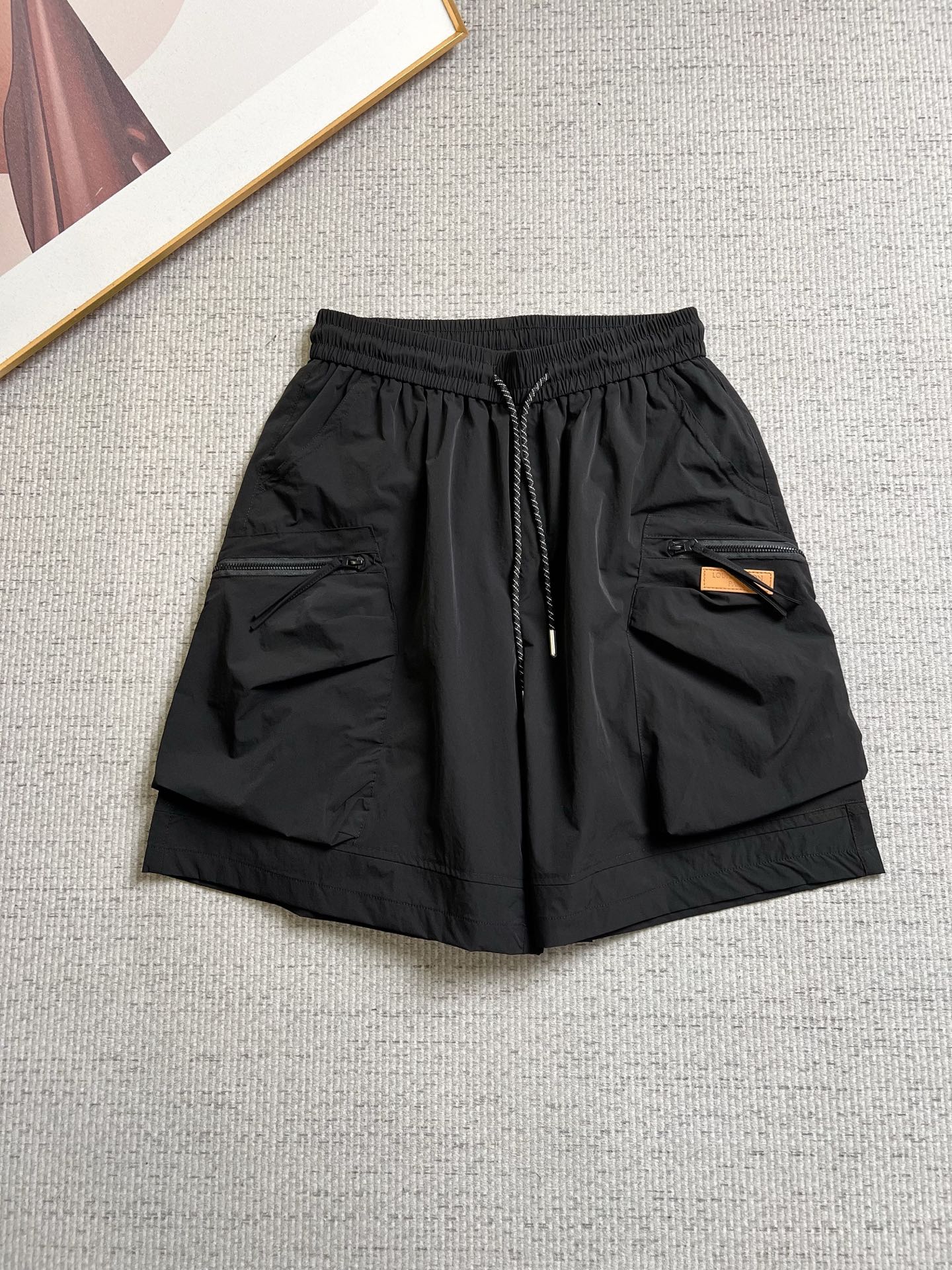 NO:937342,LV 26ss new summer men's casual work shorts, advanced custom-made summer special technical quick-drying breathable fabric, high breathability and comfort, impeccable details, customized development of accessories, what you see is what you get, reflecting high quality. It feels delicate and soft!  Three-dimensional cutting, simple and fashionable, and the upper body shape is awesome!  Code number 29–38,,louis vuitton,shorts,19860909LV 26ss夏季新款男士休闲工装短裤 高级定制夏季专用科技速干透气面料 透气舒适度高,细节无可挑剔,辅料定制开发,所见即所得,体现高品质.手感细腻柔软！立体裁剪,简单时尚,上身版型超赞！码数29–38,,louis vuitton,shorts,,Men's clothing