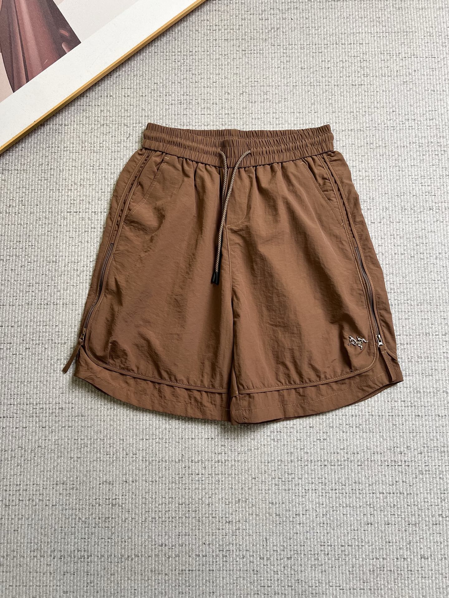 NO:937348,Arc'teryx 26ss new summer men's casual work shorts, advanced custom-made summer-specific technical quick-drying breathable fabric, with high breathability and comfort, impeccable details, customized development of accessories, what you see is what you get, reflecting high quality. It feels delicate and soft!  Three-dimensional cutting, simple and fashionable, and the upper body shape is awesome!  Code number 29–38,arc'teryx,shorts,19860909始祖鸟 26ss夏季新款男士休闲工装短裤 高级定制夏季专用科技速干透气面料 透气舒适度高,细节无可挑剔,辅料定制开发,所见即所得,体现高品质.手感细腻柔软！立体裁剪,简单时尚,上身版型超赞！码数29–38,arc'teryx,shorts,,Men's clothing