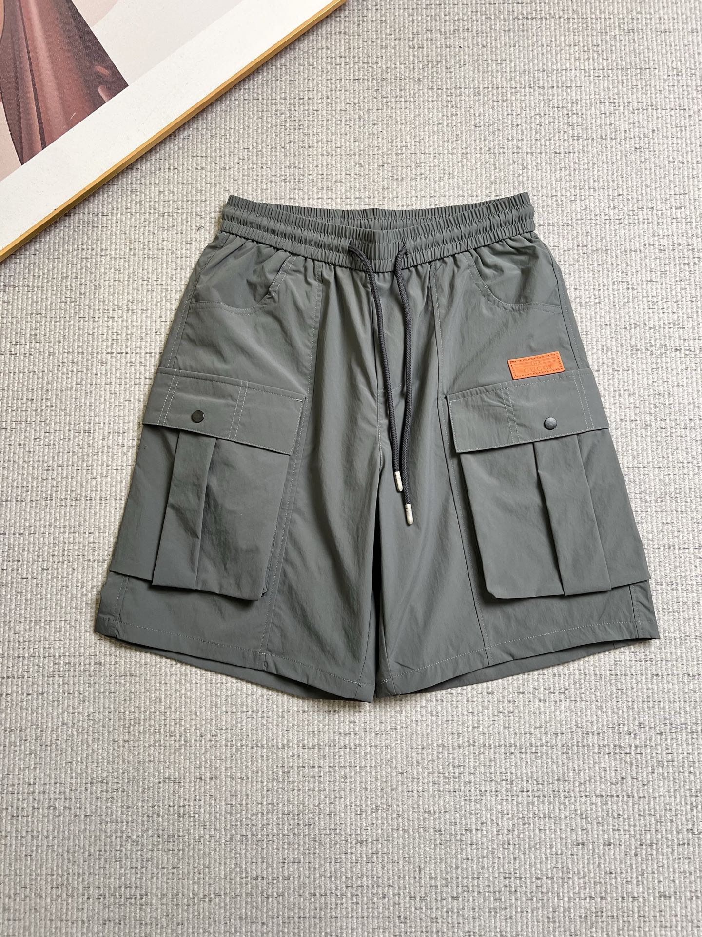 NO:937351,GUCCI Gucci 26ss new summer men's casual work shorts, advanced customized summer special technology quick-drying breathable fabric, high breathability and comfort, impeccable details, customized development of accessories, what you see is what you get, reflecting high quality. It feels delicate and soft!  Three-dimensional cutting, simple and fashionable, and the upper body shape is awesome!  Size 29–38,,gucci,shorts,19860909GUCCI 古奇 26ss夏季新款男士休闲工装短裤 高级定制夏季专用科技速干透气面料 透气舒适度高,细节无可挑剔,辅料定制开发,所见即所得,体现高品质.手感细腻柔软！立体裁剪,简单时尚,上身版型超赞！码数29–38,,gucci,shorts,,Men's clothing