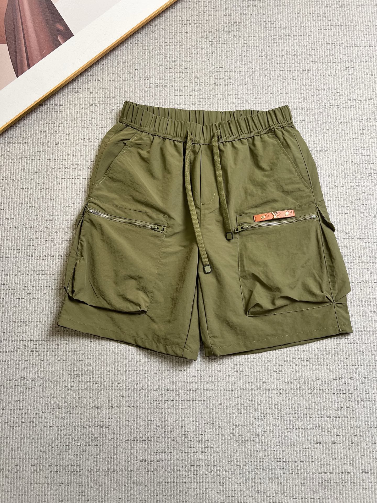 NO:937354,LV 26ss new summer men's casual work shorts, advanced custom-made summer special technical quick-drying breathable fabric, high breathability and comfort, impeccable details, customized development of accessories, what you see is what you get, reflecting high quality. It feels delicate and soft!  Three-dimensional cutting, simple and fashionable, and the upper body shape is awesome!  Code number 29–38,,louis vuitton,shorts,19860909LV 26ss夏季新款男士休闲工装短裤 高级定制夏季专用科技速干透气面料 透气舒适度高,细节无可挑剔,辅料定制开发,所见即所得,体现高品质.手感细腻柔软！立体裁剪,简单时尚,上身版型超赞！码数29–38,,louis vuitton,shorts,,Men's clothing