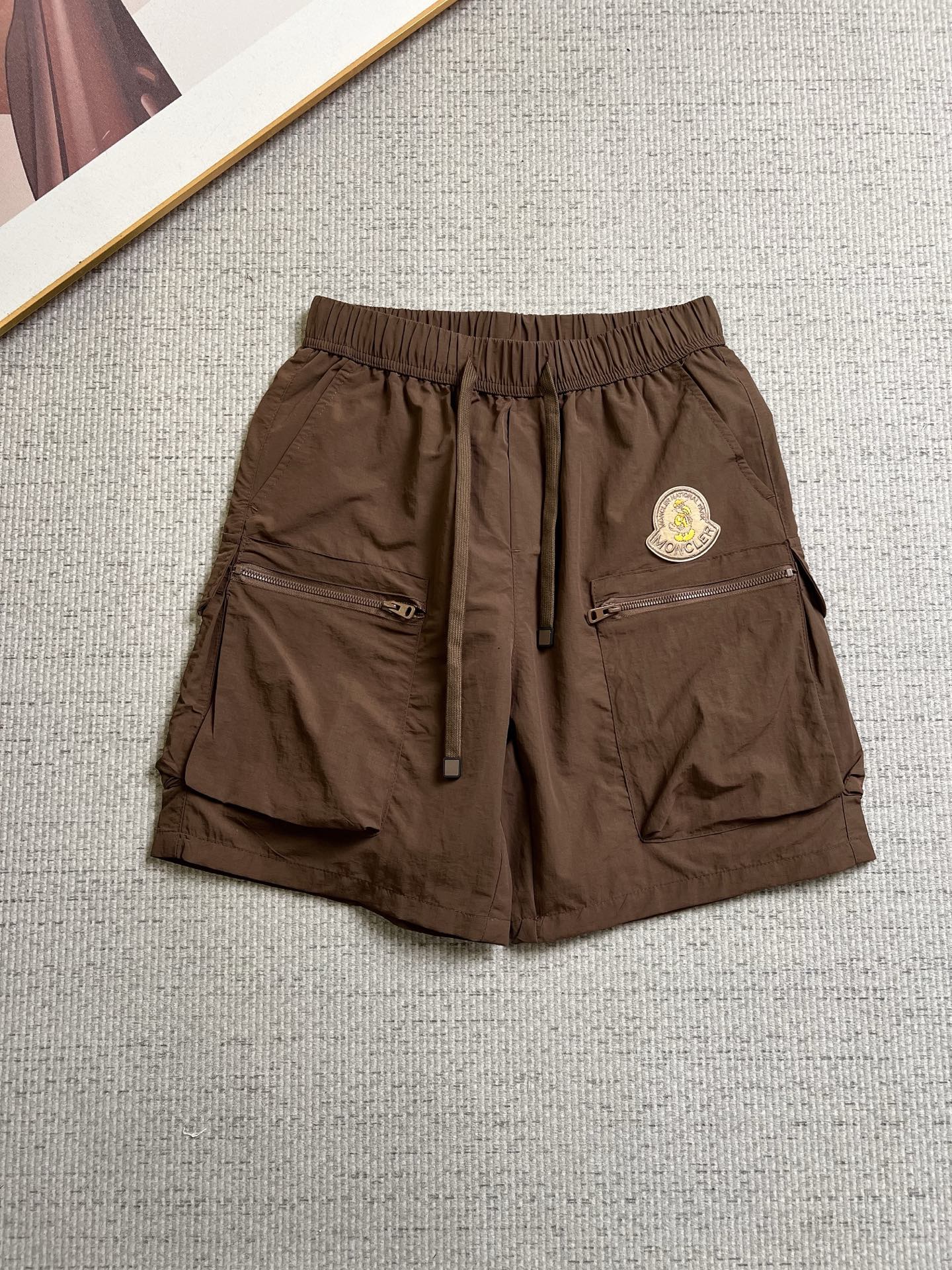 NO:937357,Mengkou 26ss new summer men's casual work shorts, advanced custom-made summer special technical quick-drying breathable fabric, high breathability and comfort, impeccable details, customized development of accessories, what you see is what you get, reflecting high quality. It feels delicate and soft!  Three-dimensional cutting, simple and fashionable, and the upper body shape is awesome!  Size 29–38,,Moncler,shorts,19860909蒙口 26ss夏季新款男士休闲工装短裤 高级定制夏季专用科技速干透气面料 透气舒适度高,细节无可挑剔,辅料定制开发,所见即所得,体现高品质.手感细腻柔软！立体裁剪,简单时尚,上身版型超赞！码数29–38,,Moncler,shorts,,Men's clothing
