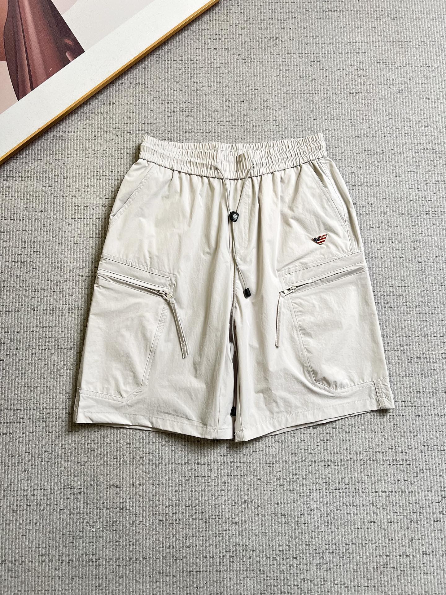 NO:937331,Armani Armani 26ss new summer men's casual work shorts, advanced custom-made summer-specific technical quick-drying breathable fabric, high breathability and comfort, impeccable details, customized development of accessories, what you see is what you get, reflecting high quality. It feels delicate and soft!  Three-dimensional cutting, simple and fashionable, and the upper body shape is awesome!  Code number 29–38,,armani,armani,shorts,19860909Armani 阿玛尼 26ss夏季新款男士休闲工装短裤 高级定制夏季专用科技速干透气面料 透气舒适度高,细节无可挑剔,辅料定制开发,所见即所得,体现高品质.手感细腻柔软！立体裁剪,简单时尚,上身版型超赞！码数29–38,,armani,armani,shorts,,Men's clothing