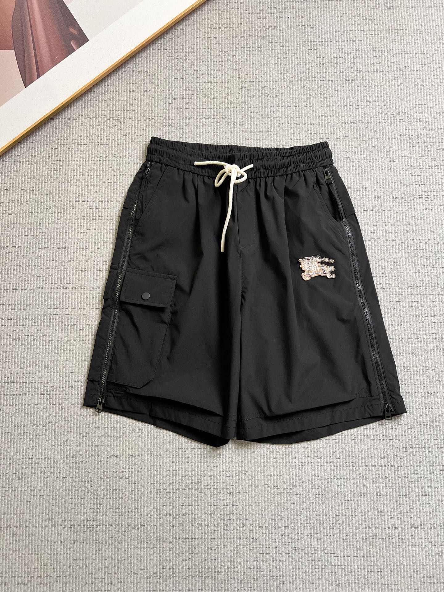 NO:937334,Burberry 26ss summer new men's casual work shorts, advanced custom-made summer-specific technical quick-drying breathable fabric, high breathability and comfort, impeccable details, customized development of accessories, what you see is what you get, reflecting high quality. It feels delicate and soft!  Three-dimensional cutting, simple and fashionable, and the upper body shape is awesome!  Code number 29–38,,burberry,burberry,shorts,19860909Burberry 巴宝莉 26ss夏季新款男士休闲工装短裤 高级定制夏季专用科技速干透气面料 透气舒适度高,细节无可挑剔,辅料定制开发,所见即所得,体现高品质.手感细腻柔软！立体裁剪,简单时尚,上身版型超赞！码数29–38,,burberry,burberry,shorts,,Men's clothing