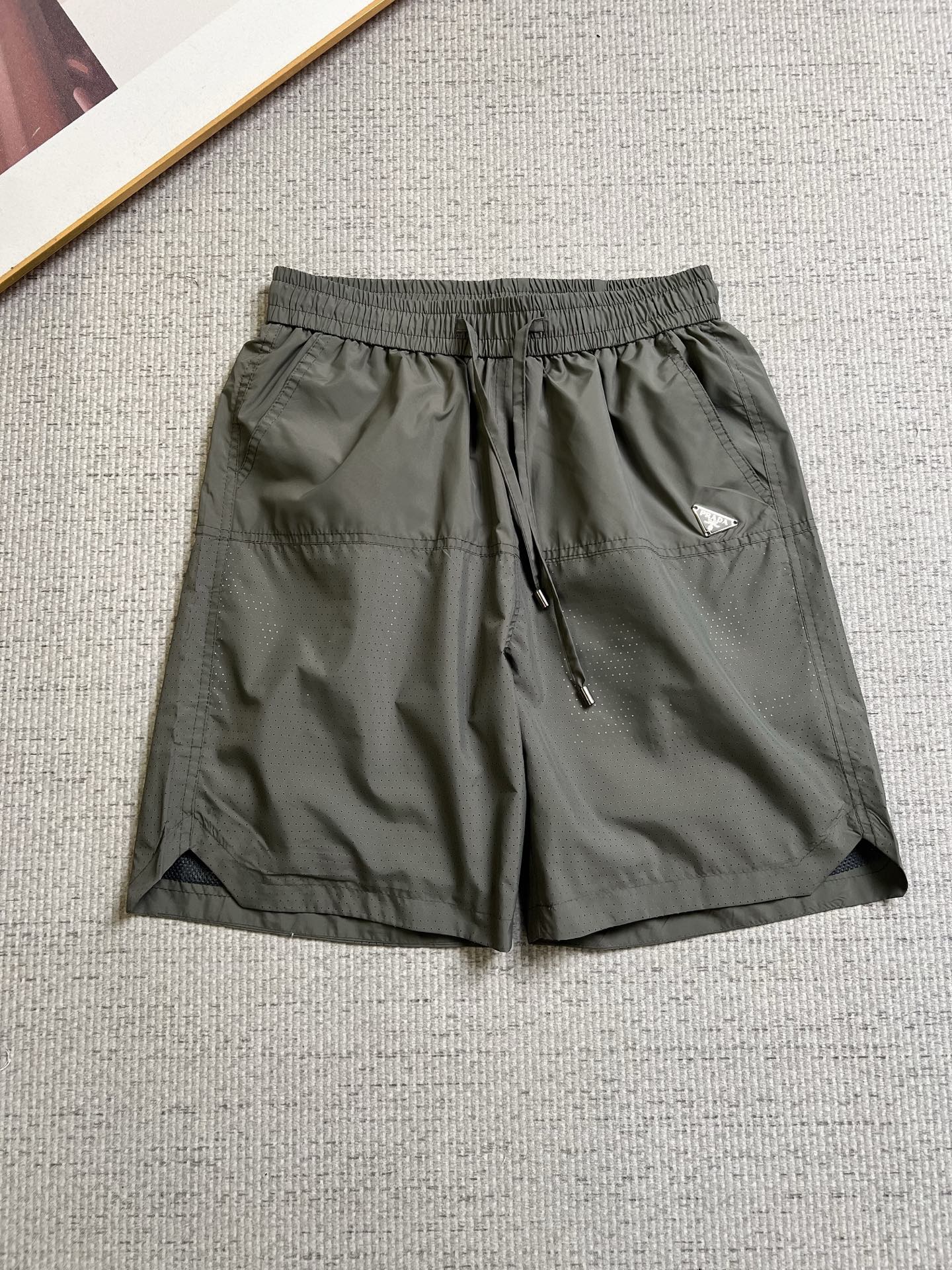 NO:937337,PRADA 26ss new summer men's casual work shorts, advanced custom-made summer special technical quick-drying breathable fabric, high breathability and comfort, impeccable details, customized development of accessories, what you see is what you get, reflecting high quality. It feels delicate and soft!  Three-dimensional cutting, simple and fashionable, and the upper body shape is awesome!  Code number 29–38,,prada,prada,shorts,19860909PRADA 普拉达 26ss夏季新款男士休闲工装短裤 高级定制夏季专用科技速干透气面料 透气舒适度高,细节无可挑剔,辅料定制开发,所见即所得,体现高品质.手感细腻柔软！立体裁剪,简单时尚,上身版型超赞！码数29–38,,prada,prada,shorts,,Men's clothing