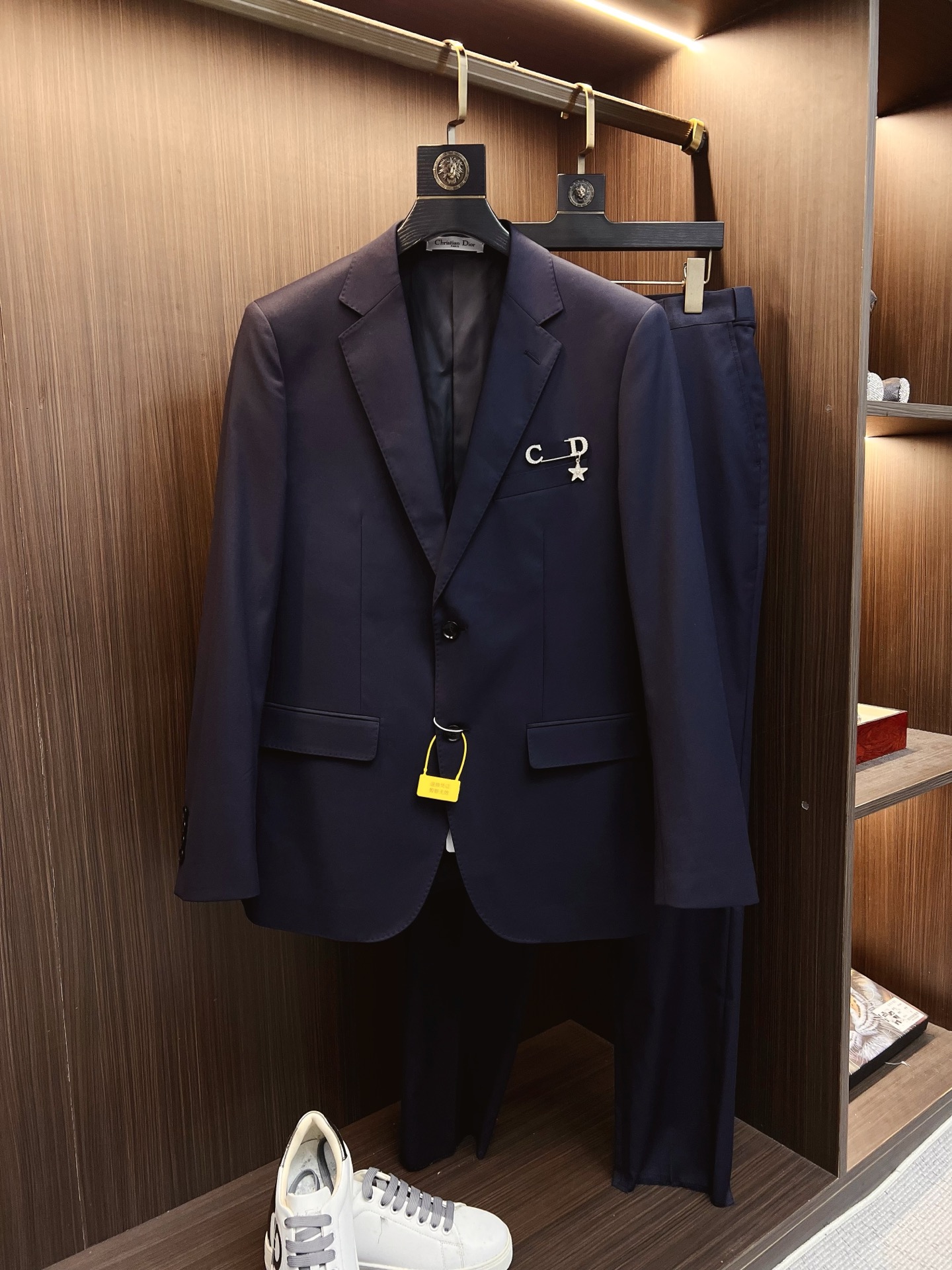 NO:930607,Suit. Single suit, trousers. Dior spring and autumn new suit, order from foreign trade company. Simple casual suit jacket, exclusively imported original polyester fiber fabric. It is breathable, soft and warm, strong, straight and drapey. The whole piece of clothing is neat and smooth. All hardware accessories are top-notch accessories with logos. At first glance, they are high-end fabrics. This fabric is custom-woven. There is no such thing as good products from regular large factories. There is nothing picky about it.  This kind of jacket is a regular wear and very practical. The size of the jacket is 46-58. The pants are 29-38, dior, dior, jackets & coats, business suit,19860909套.单西、西裤.Dior迪奥春秋新款西服套装,外贸公司订单 简约休闲西装外套,独家专供进口原版聚酯纤维面料,透气柔软保暖性很强,笔挺垂感十足,整件衣服车工走线整齐平整,所有五金附料都是客供带logo顶级配件 一看就是高档的面料 这种面料都是定织的 外面根本就没有 正规大厂途径出来的好货,无任何有挑剔的地方 这样的一件外套属于常备常穿的,实用性很强.尺码外套46-58.裤子29-38,,dior,dior,jackets & coats,business suit,,Men's clothing