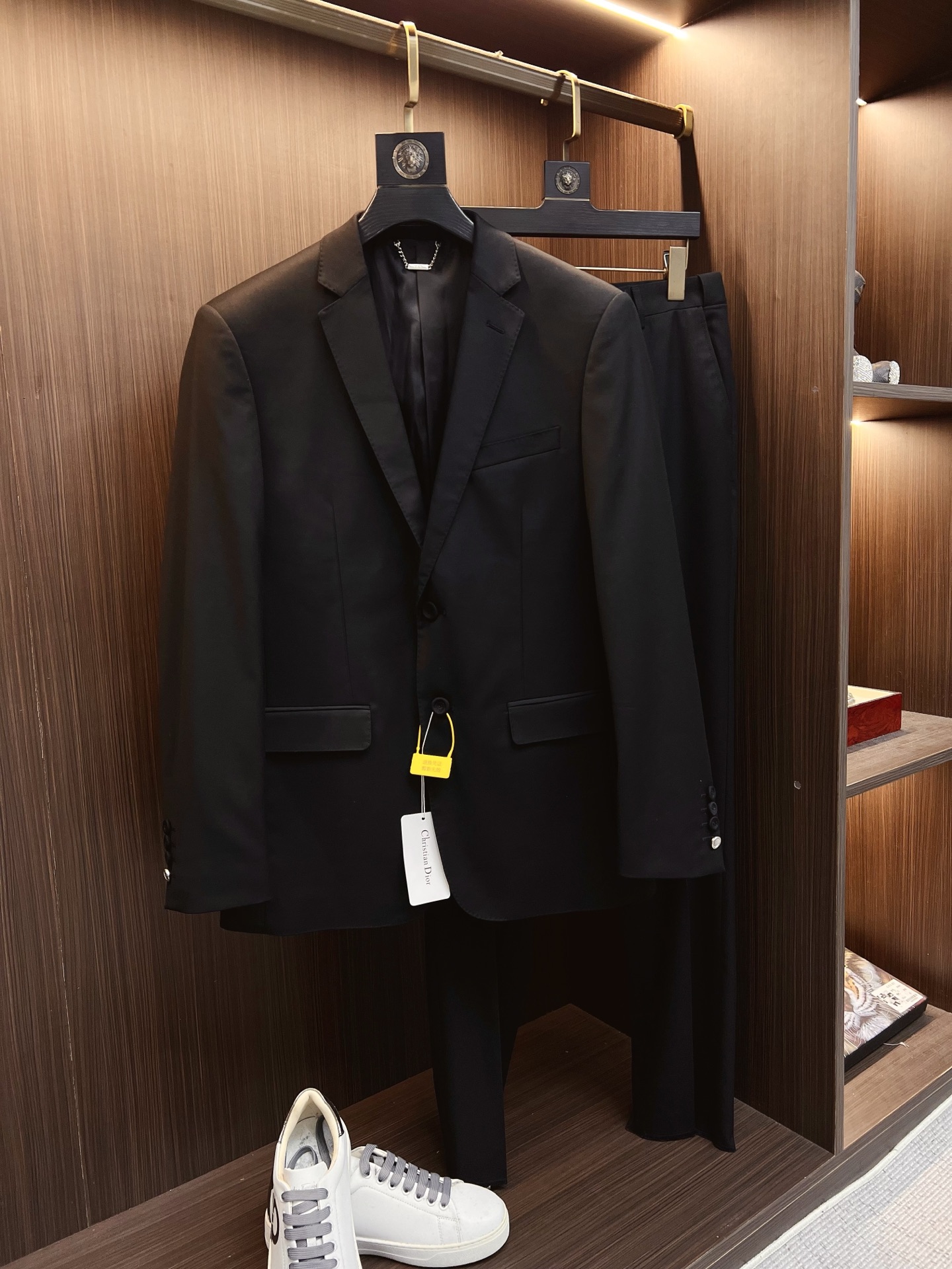 NO:930596,/Set. Single suit, trousers. Dior spring and autumn new suit, foreign trade company order. Simple casual suit jacket, exclusively imported original polyester fiber fabric, breathable, soft and warm, strong, straight and drapey, the whole piece of clothing is neatly laid out, and all hardware accessories are top-notch accessories with logos supplied by customers. At first glance, it is high-end fabrics. This fabric is custom-woven. There is no such thing as good products from regular large factories. There is nothing picky about it.  This kind of jacket is a regular wear and very practical. The size of the jacket is 46-58. The pants are 29-38, dior, dior, jackets & coats, business suit,19860909/套.单西、西裤.Dior迪奥春秋新款西服套装,外贸公司订单 简约休闲西装外套,独家专供进口原版聚酯纤维面料,透气柔软保暖性很强,笔挺垂感十足,整件衣服车工走线整齐平整,所有五金附料都是客供带logo顶级配件 一看就是高档的面料 这种面料都是定织的 外面根本就没有 正规大厂途径出来的好货,无任何有挑剔的地方 这样的一件外套属于常备常穿的,实用性很强.尺码外套46-58.裤子29-38,,dior,dior,jackets & coats,business suit,,Men's clothing