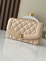 Chanel Classic Flap Bag Sacs À Bandoulière & À Épaule Couleur abricot Or Cuir de vache Peau mouton La chaîne 1 Chanel Classic Flap Bag Sacs À Bandoulière & À Épaule Couleur abricot Or Cuir de vache Peau mouton La chaîne