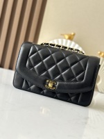 Chanel Classic Flap Bag Sacs À Bandoulière & À Épaule Noir Or Cuir de vache Peau mouton La chaîne 1 Chanel Classic Flap Bag Sacs À Bandoulière & À Épaule Noir Or Cuir de vache Peau mouton La chaîne
