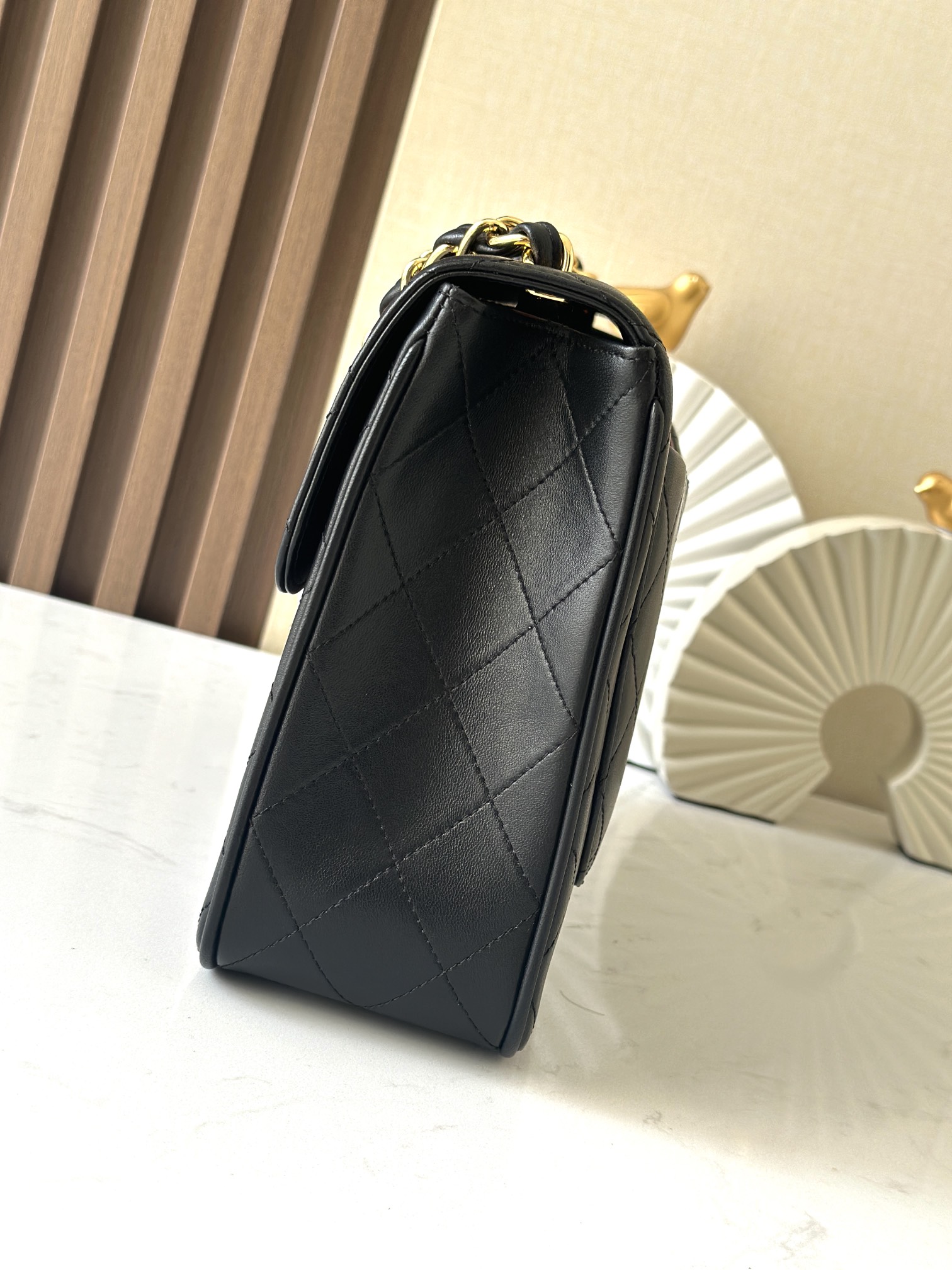 Chanel Classic Flap Bag是1983年老佛爷接手Chanel后对香奈儿女士的设计稍作改动后重新推出的作品