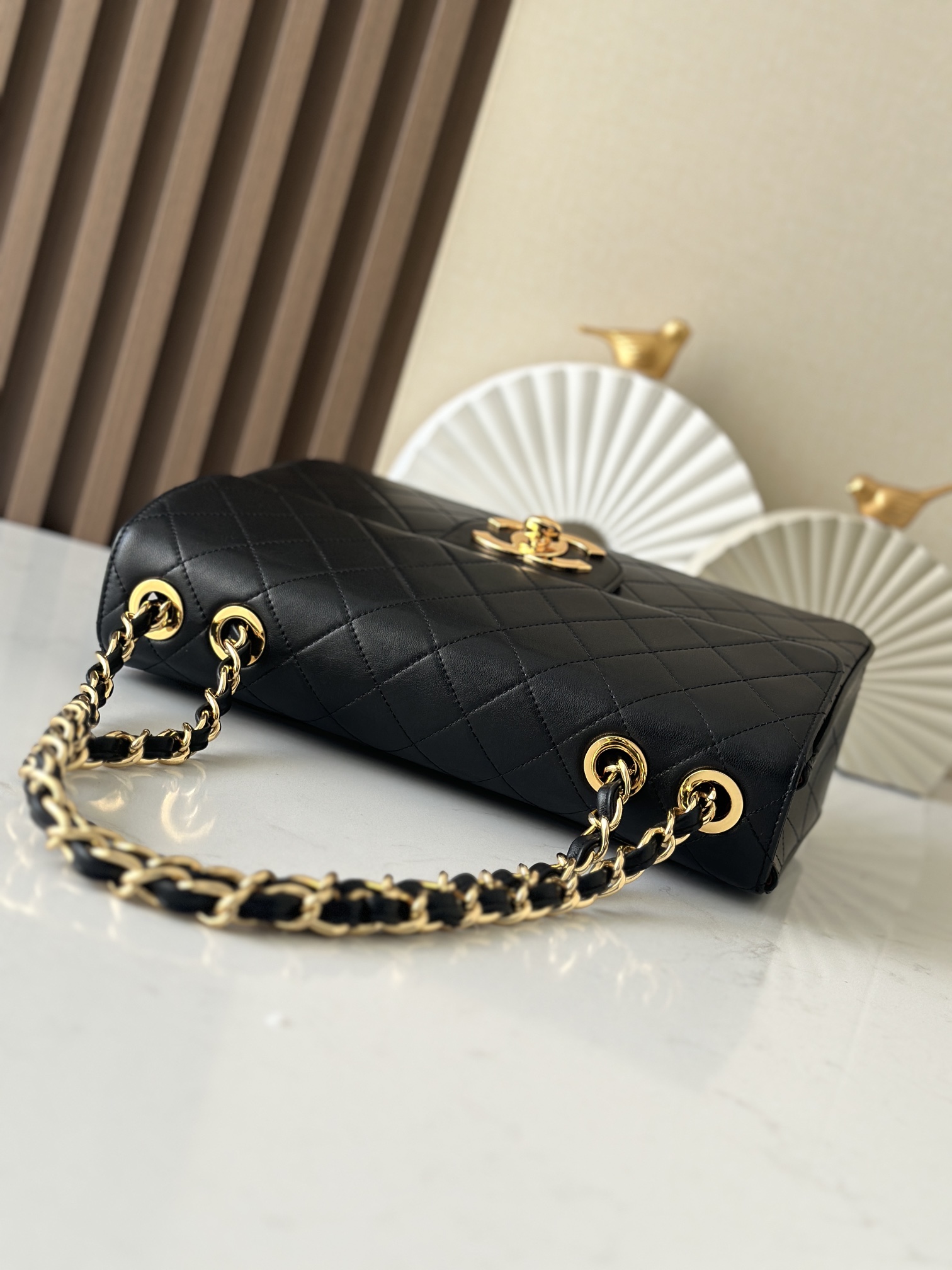 Chanel Classic Flap Bag是1983年老佛爷接手Chanel后对香奈儿女士的设计稍作改动后重新推出的作品