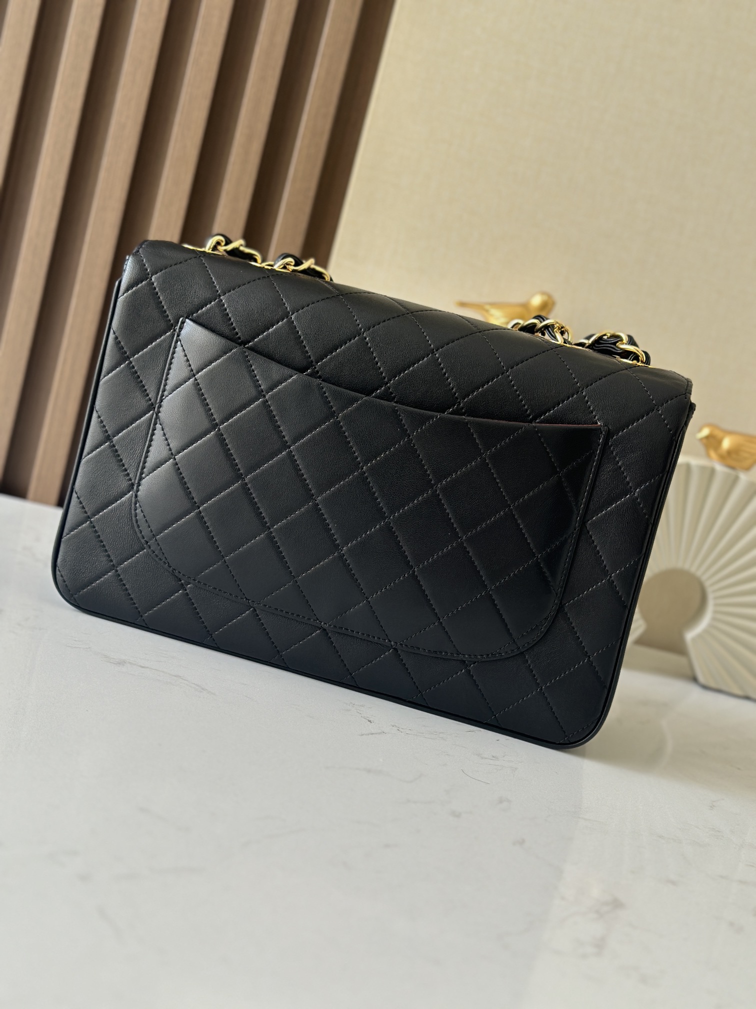 Chanel Classic Flap Bag是1983年老佛爷接手Chanel后对香奈儿女士的设计稍作改动后重新推出的作品