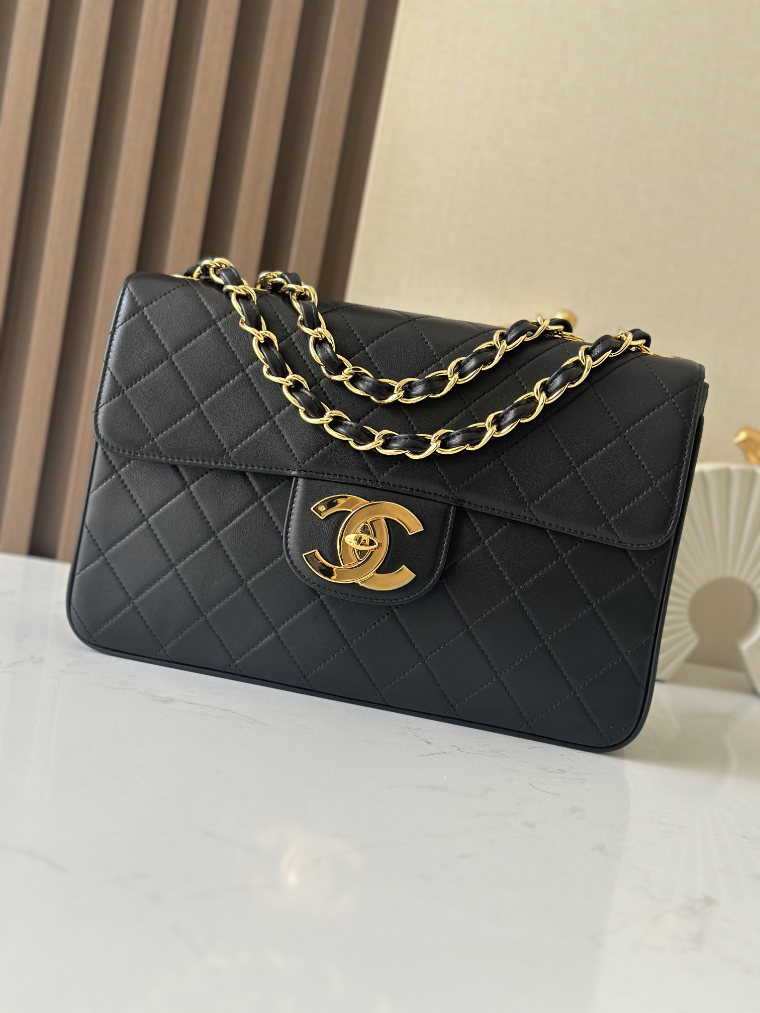 Chanel Classic Flap Bag是1983年老佛爷接手Chanel后对香奈儿女士的设计稍作改动后重新推出的作品