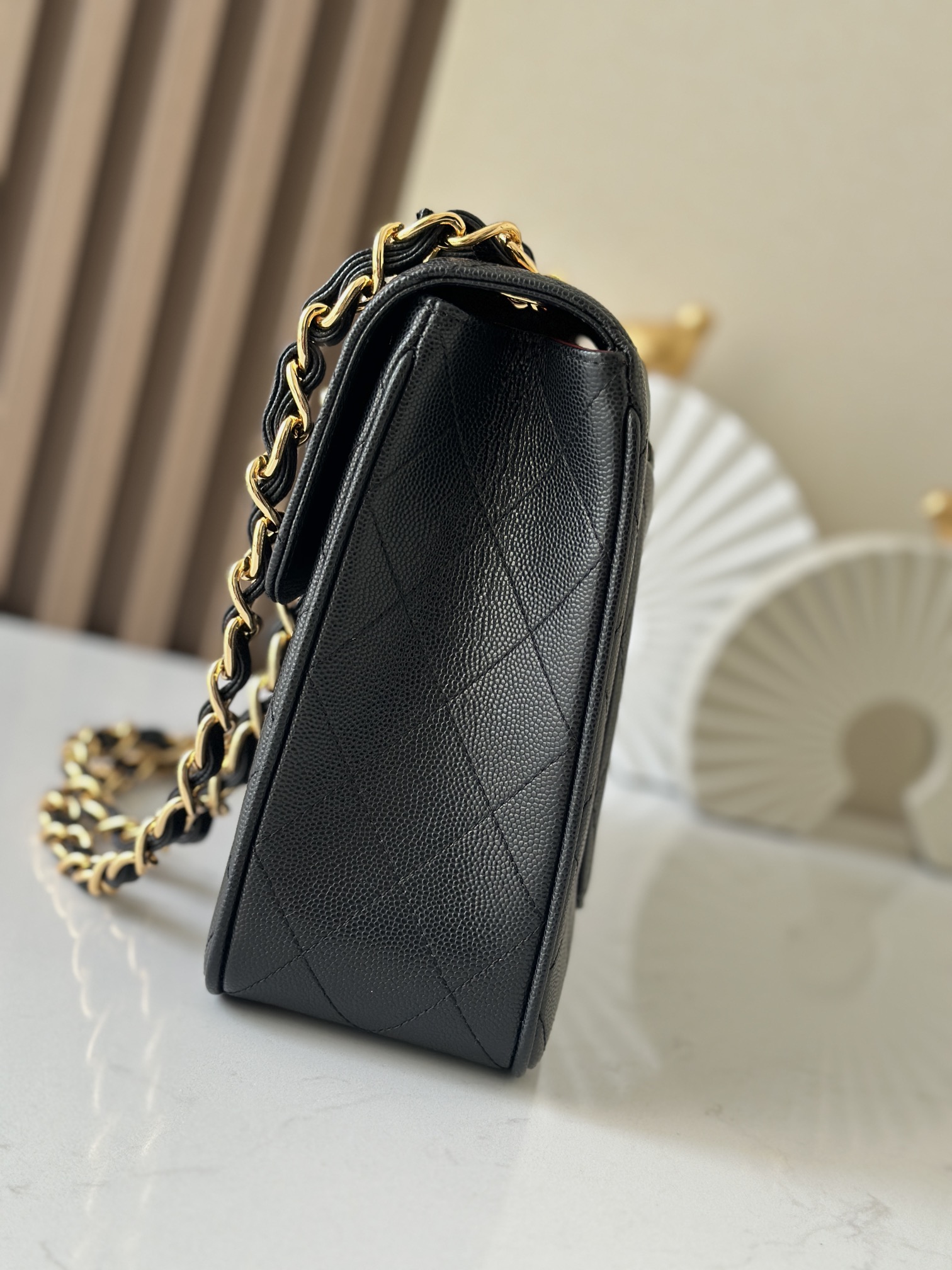 Chanel Classic Flap Bag是1983年老佛爷接手Chanel后对香奈儿女士的设计稍作改动后重新推出的作品