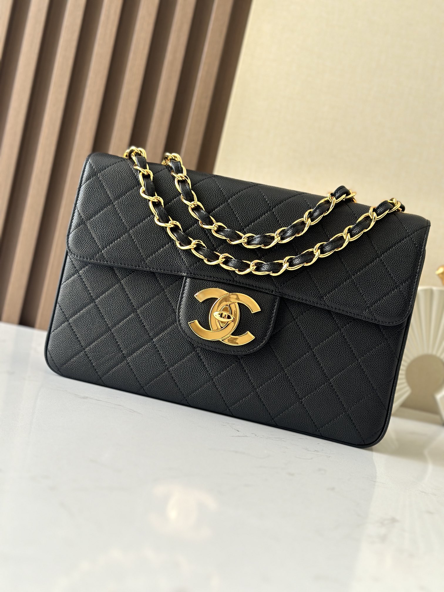 Chanel Classic Flap Bag是1983年老佛爷接手Chanel后对香奈儿女士的设计稍作改动后重新推出的作品
