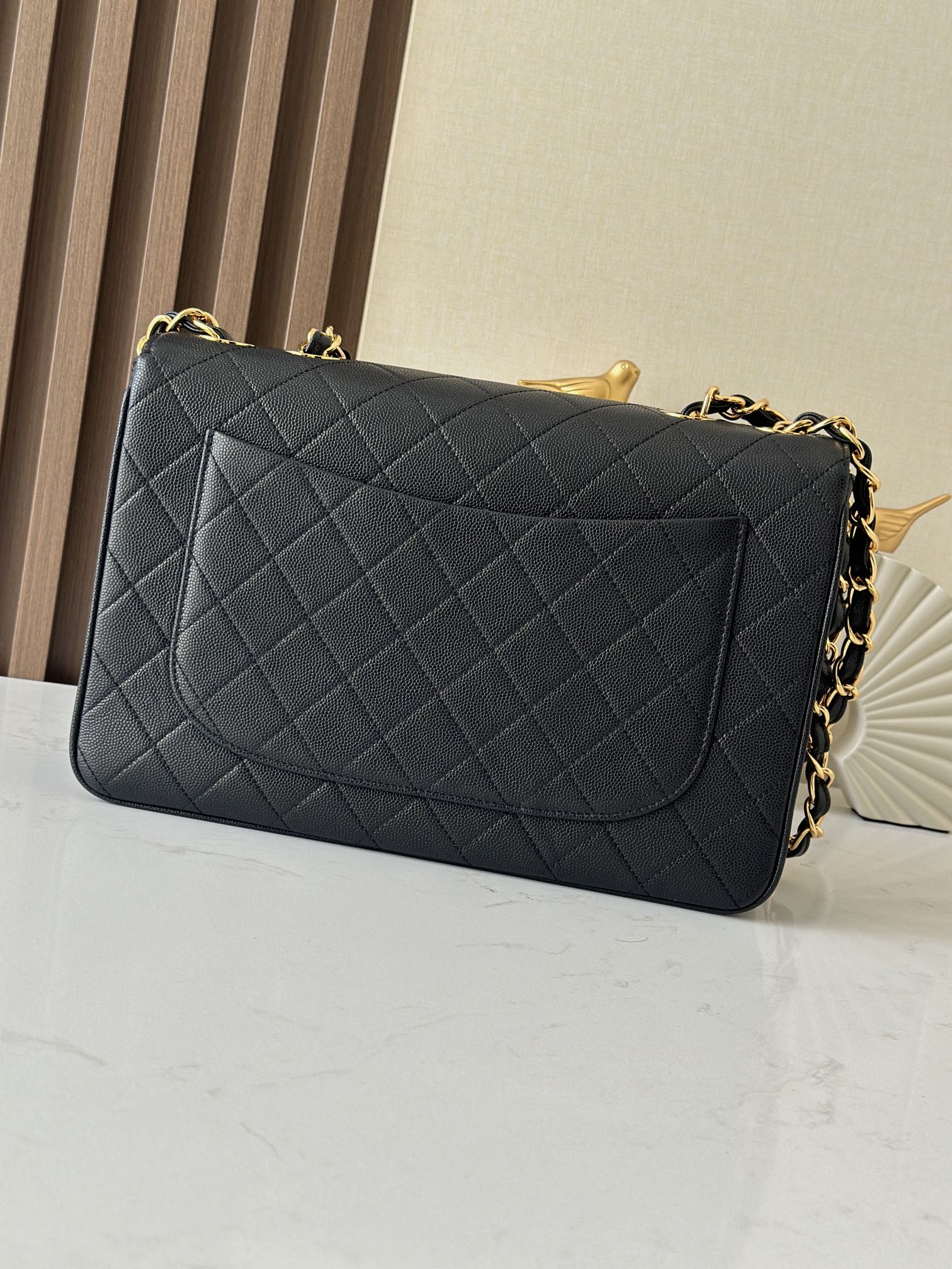 Chanel Classic Flap Bag是1983年老佛爷接手Chanel后对香奈儿女士的设计稍作改动后重新推出的作品
