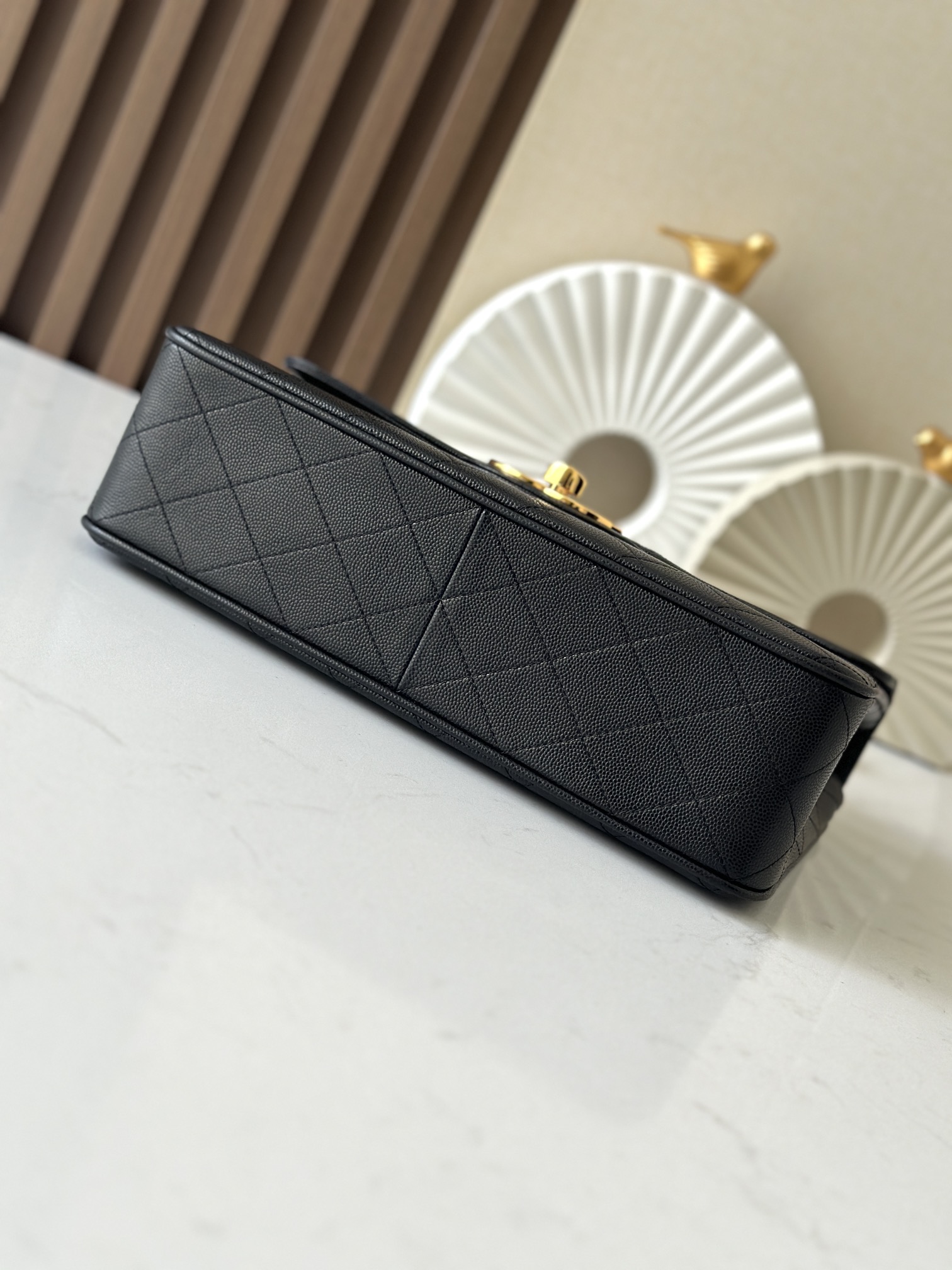 Chanel Classic Flap Bag是1983年老佛爷接手Chanel后对香奈儿女士的设计稍作改动后重新推出的作品