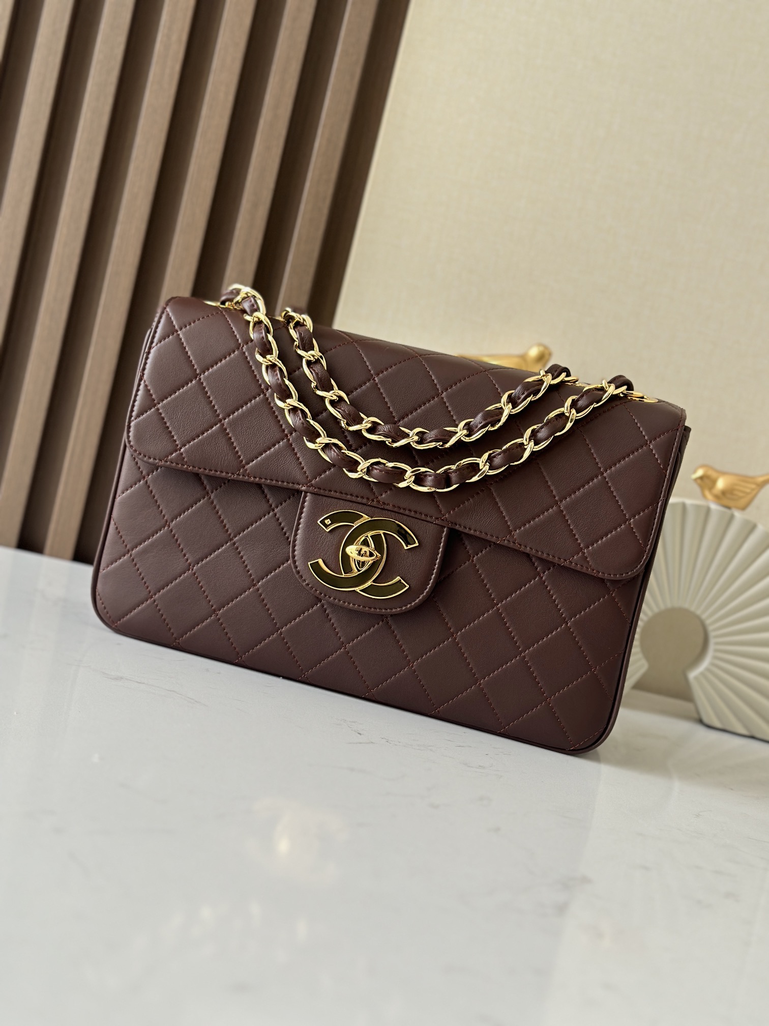 Chanel Classic Flap Bag是1983年老佛爷接手Chanel后对香奈儿女士的设计稍作改动后重新推出的作品