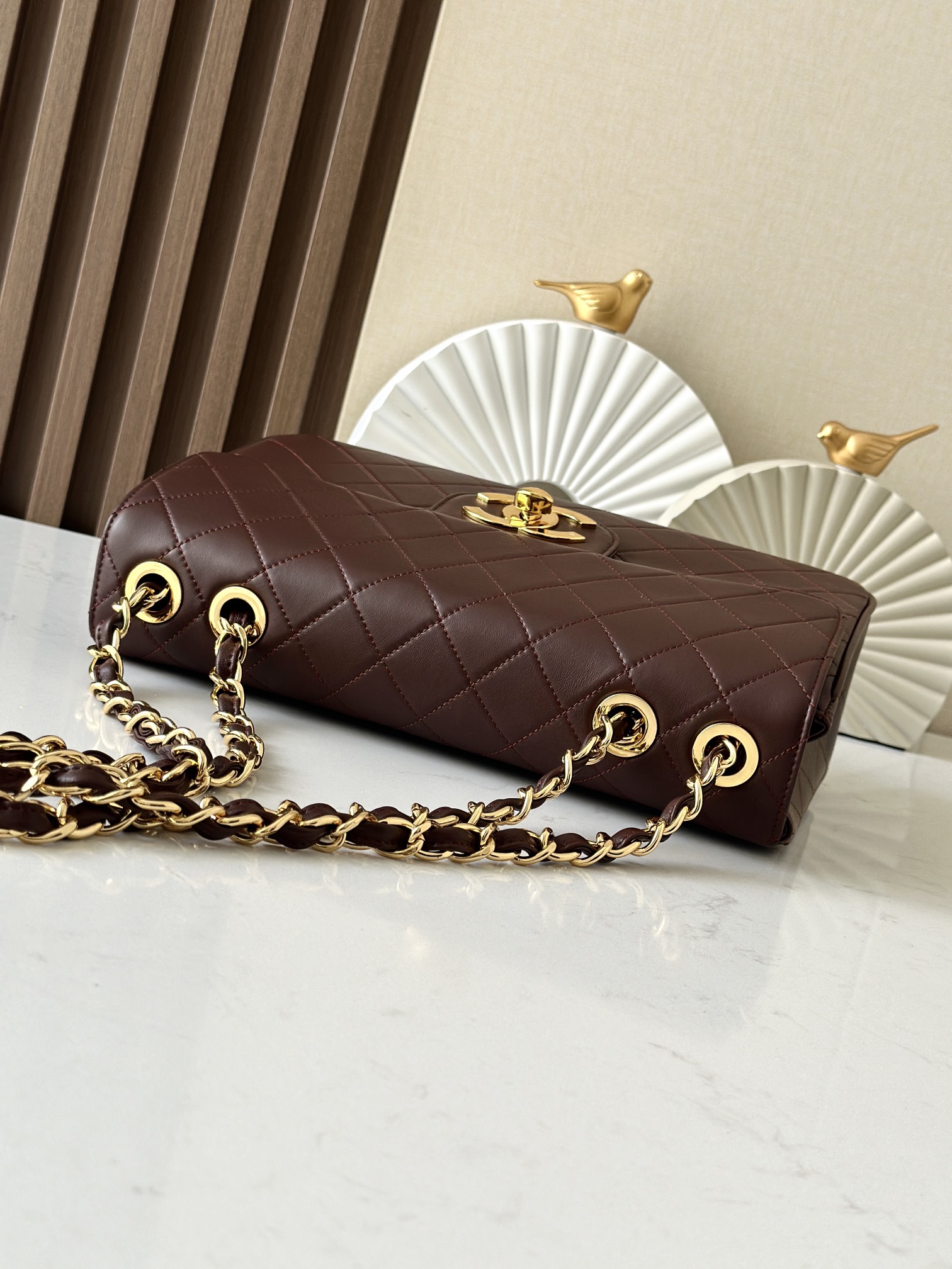 Chanel Classic Flap Bag是1983年老佛爷接手Chanel后对香奈儿女士的设计稍作改动后重新推出的作品