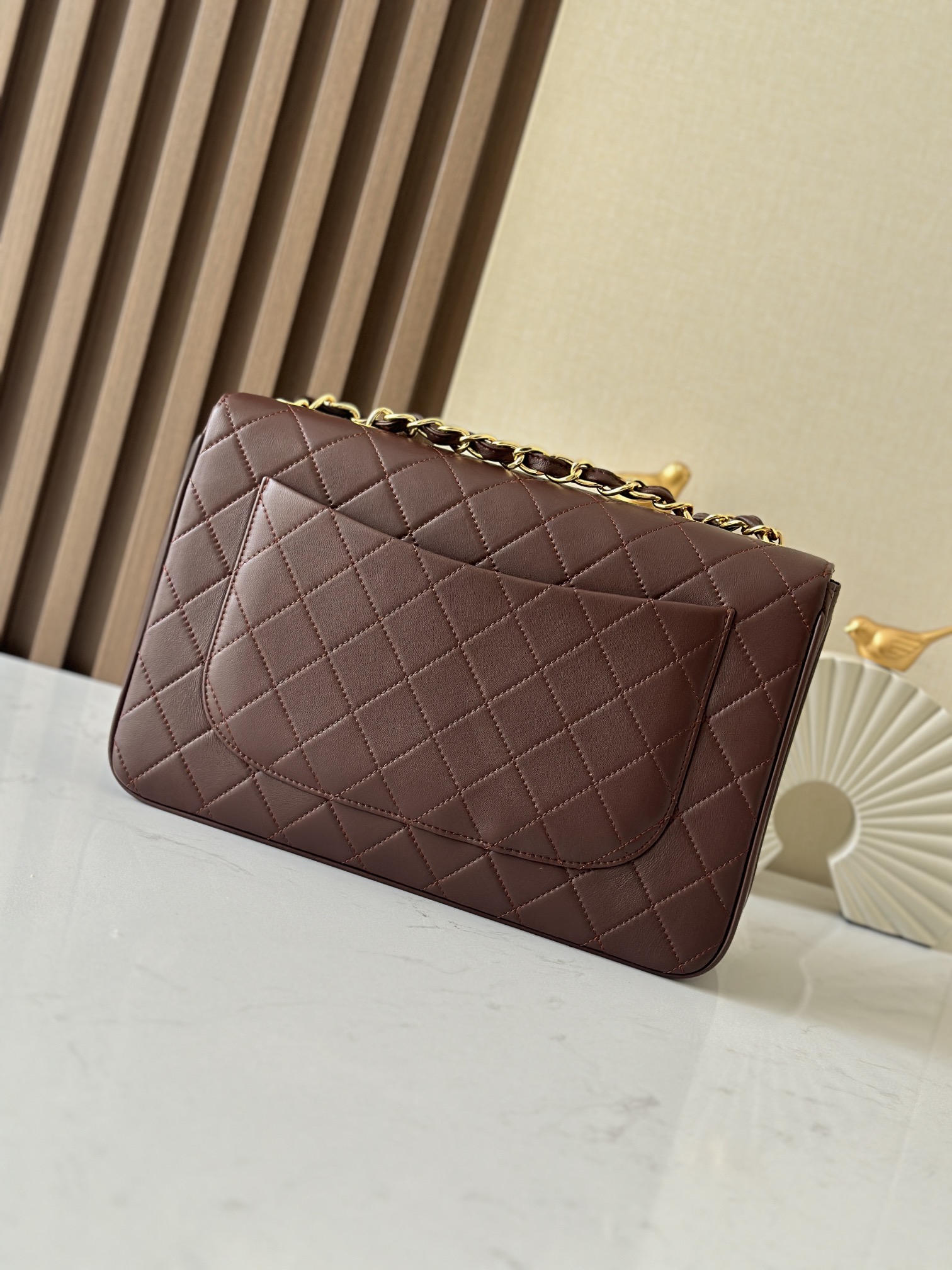 Chanel Classic Flap Bag是1983年老佛爷接手Chanel后对香奈儿女士的设计稍作改动后重新推出的作品