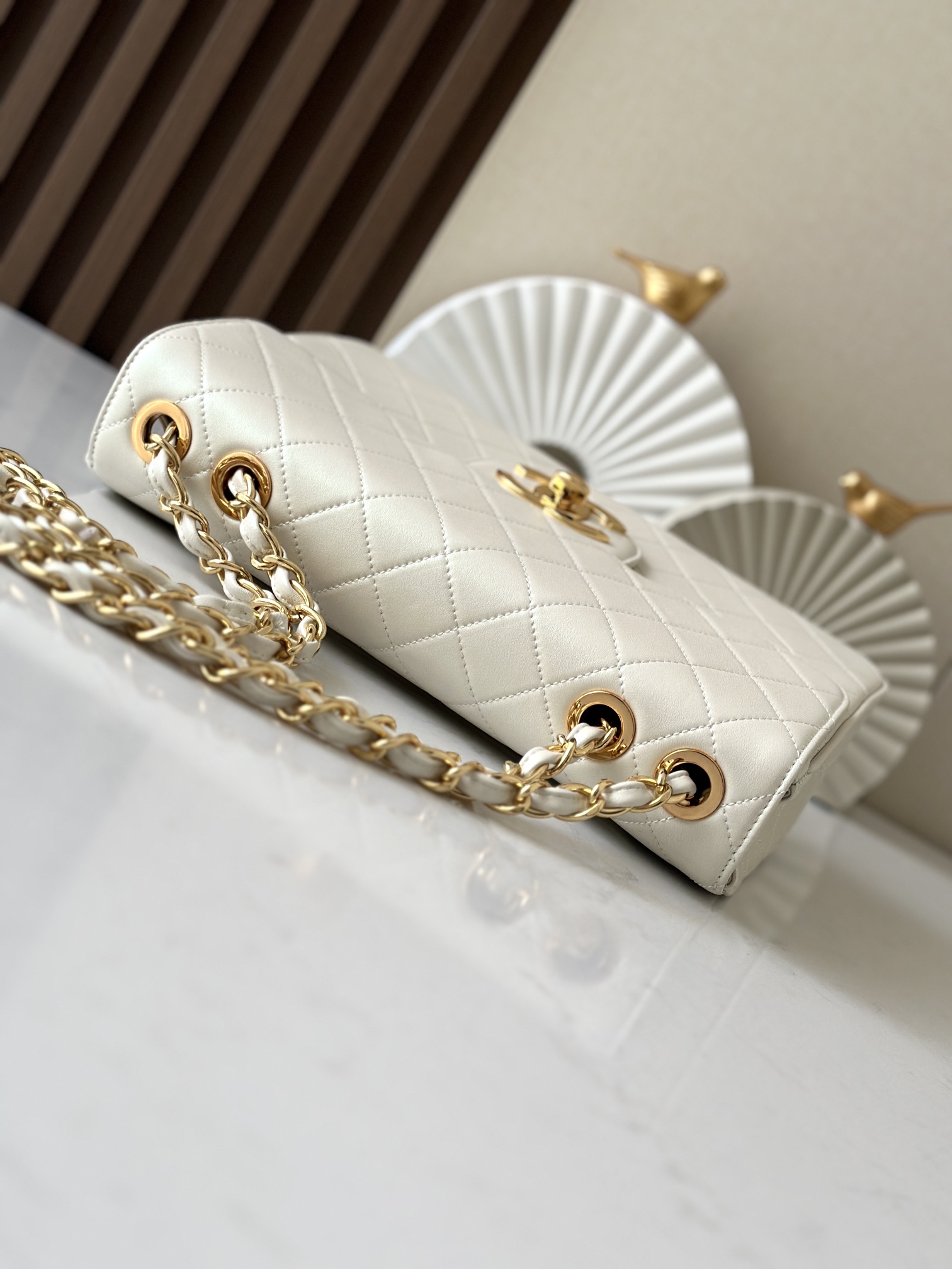 Chanel Classic Flap Bag是1983年老佛爷接手Chanel后对香奈儿女士的设计稍作改动后重新推出的作品
