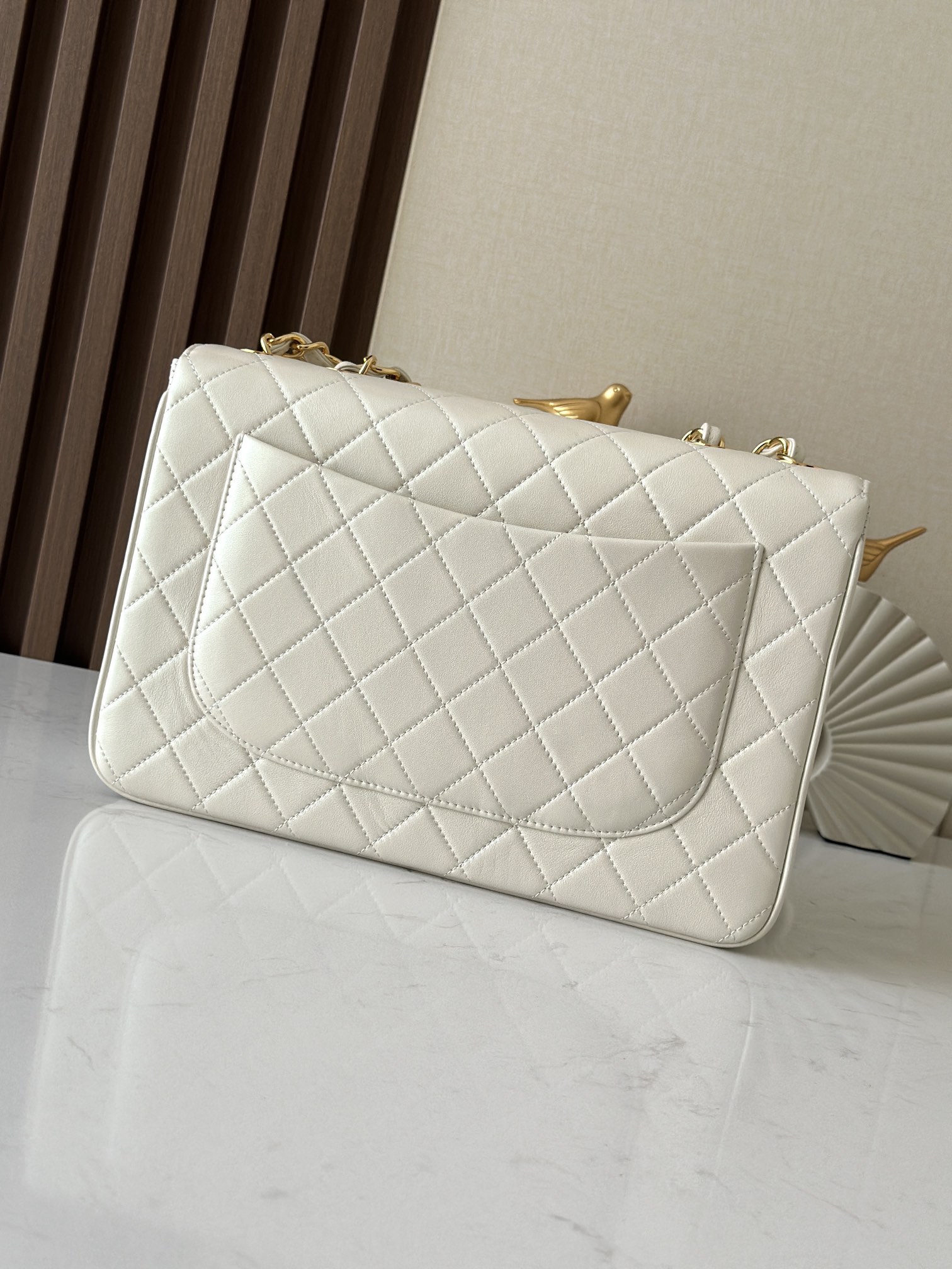 Chanel Classic Flap Bag是1983年老佛爷接手Chanel后对香奈儿女士的设计稍作改动后重新推出的作品