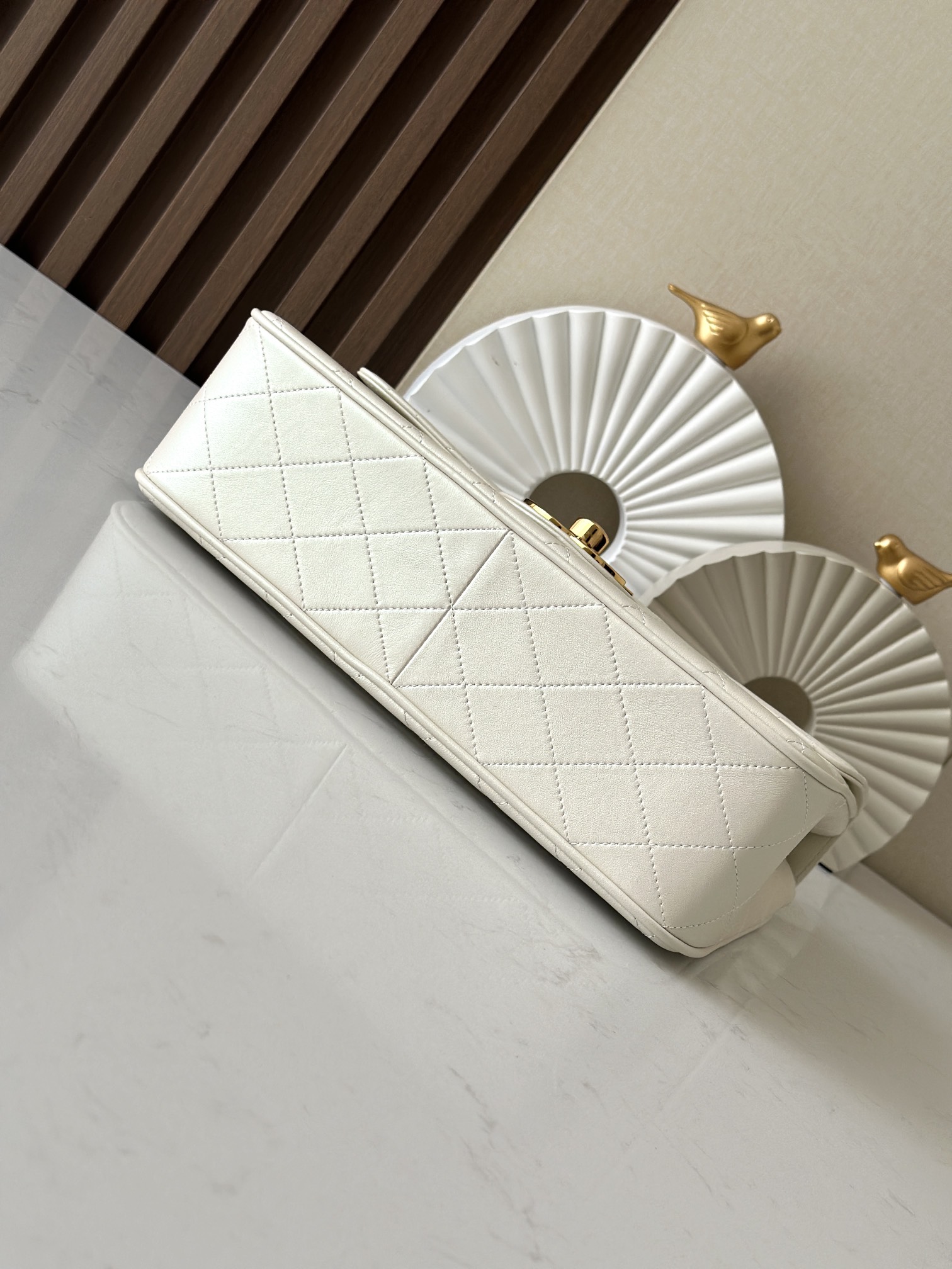Chanel Classic Flap Bag是1983年老佛爷接手Chanel后对香奈儿女士的设计稍作改动后重新推出的作品