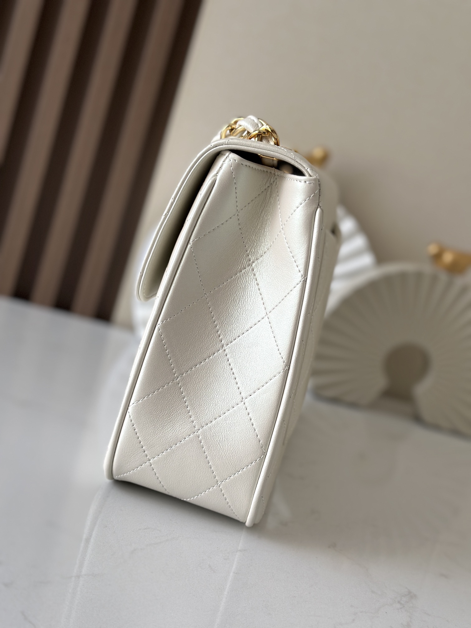 Chanel Classic Flap Bag是1983年老佛爷接手Chanel后对香奈儿女士的设计稍作改动后重新推出的作品