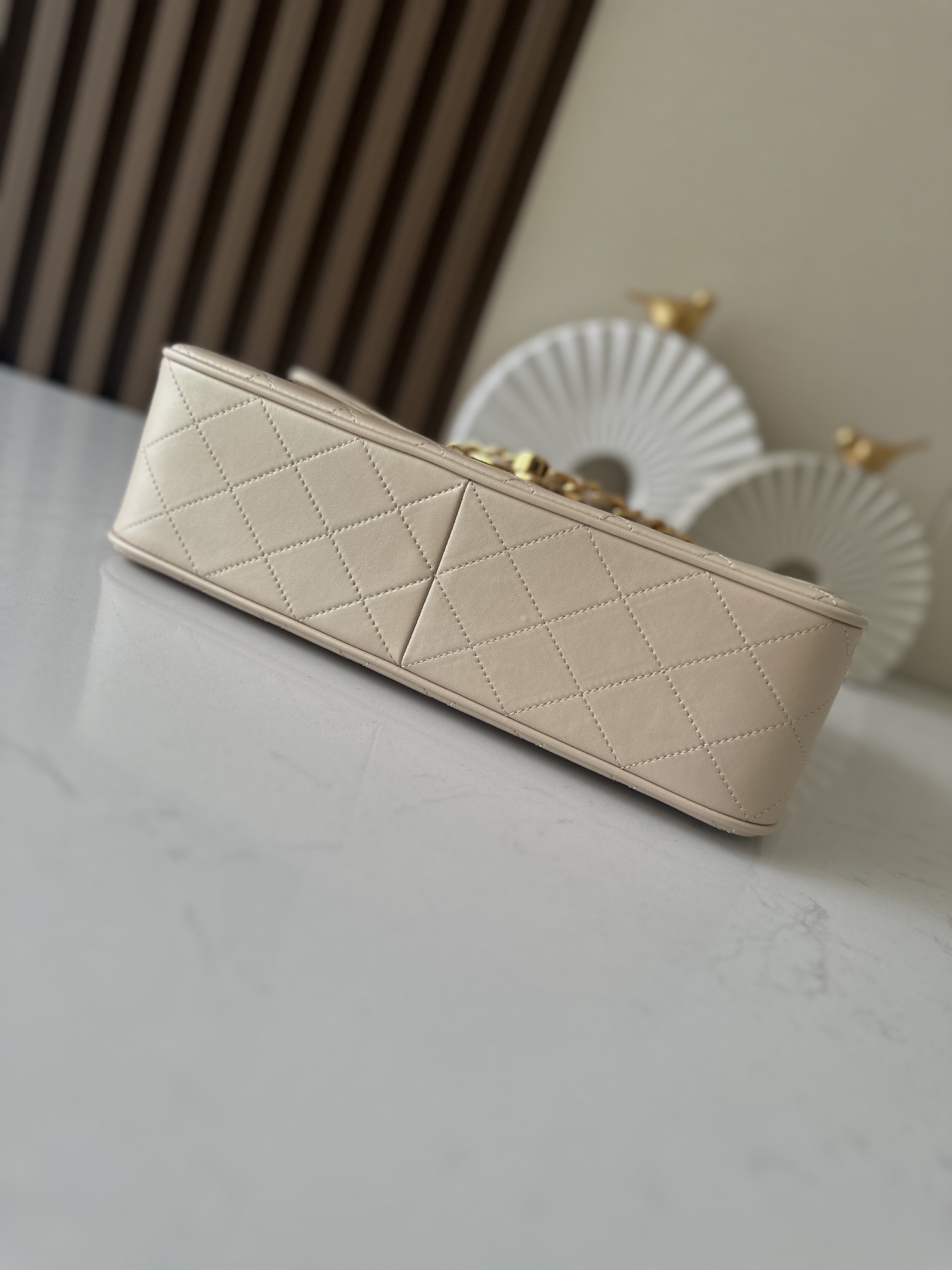 Chanel Classic Flap Bag是1983年老佛爷接手Chanel后对香奈儿女士的设计稍作改动后重新推出的作品