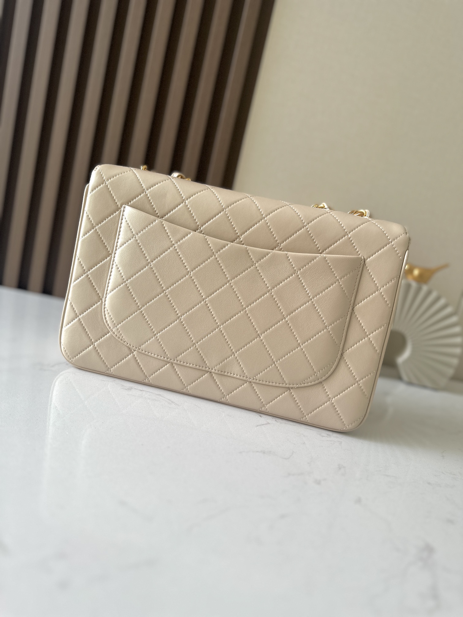 Chanel Classic Flap Bag是1983年老佛爷接手Chanel后对香奈儿女士的设计稍作改动后重新推出的作品