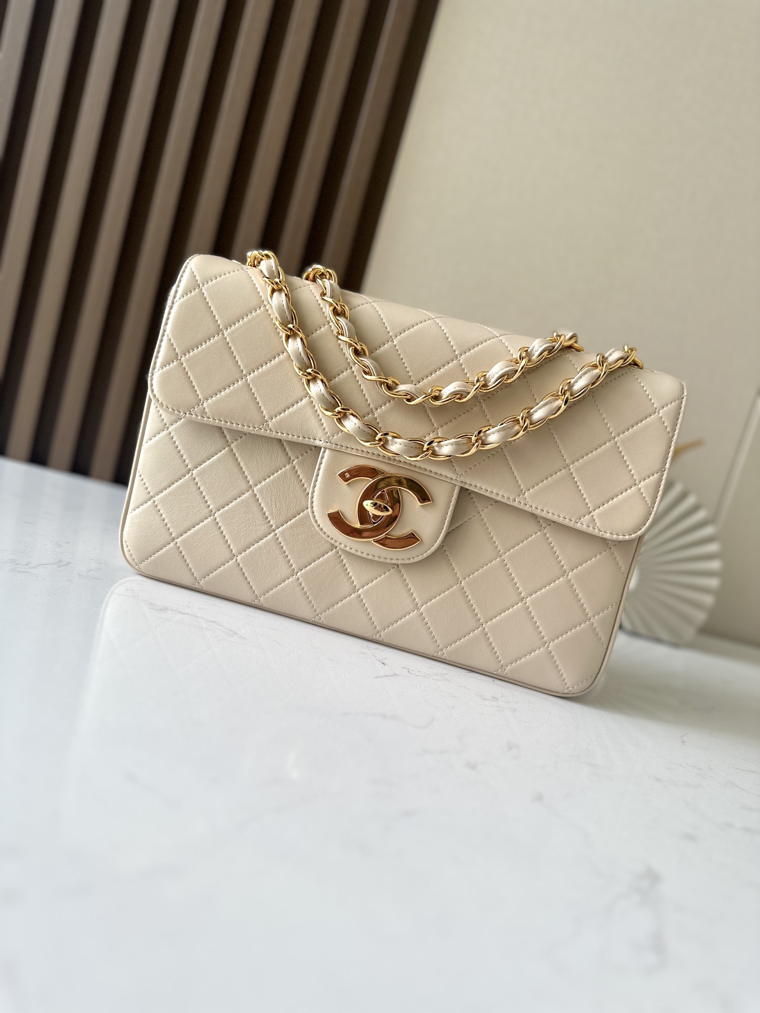 Chanel Classic Flap Bag是1983年老佛爷接手Chanel后对香奈儿女士的设计稍作改动后重新推出的作品