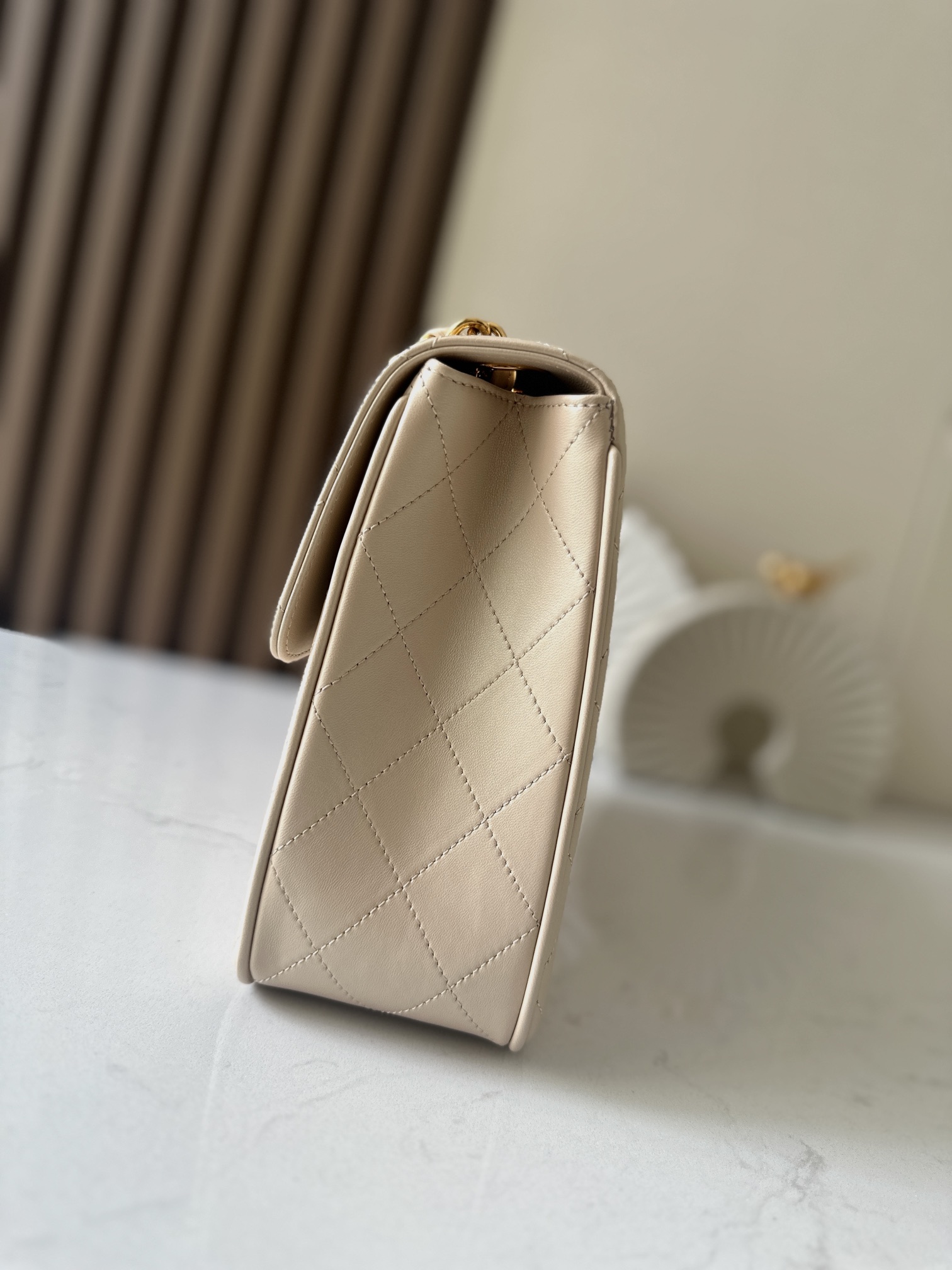 Chanel Classic Flap Bag是1983年老佛爷接手Chanel后对香奈儿女士的设计稍作改动后重新推出的作品