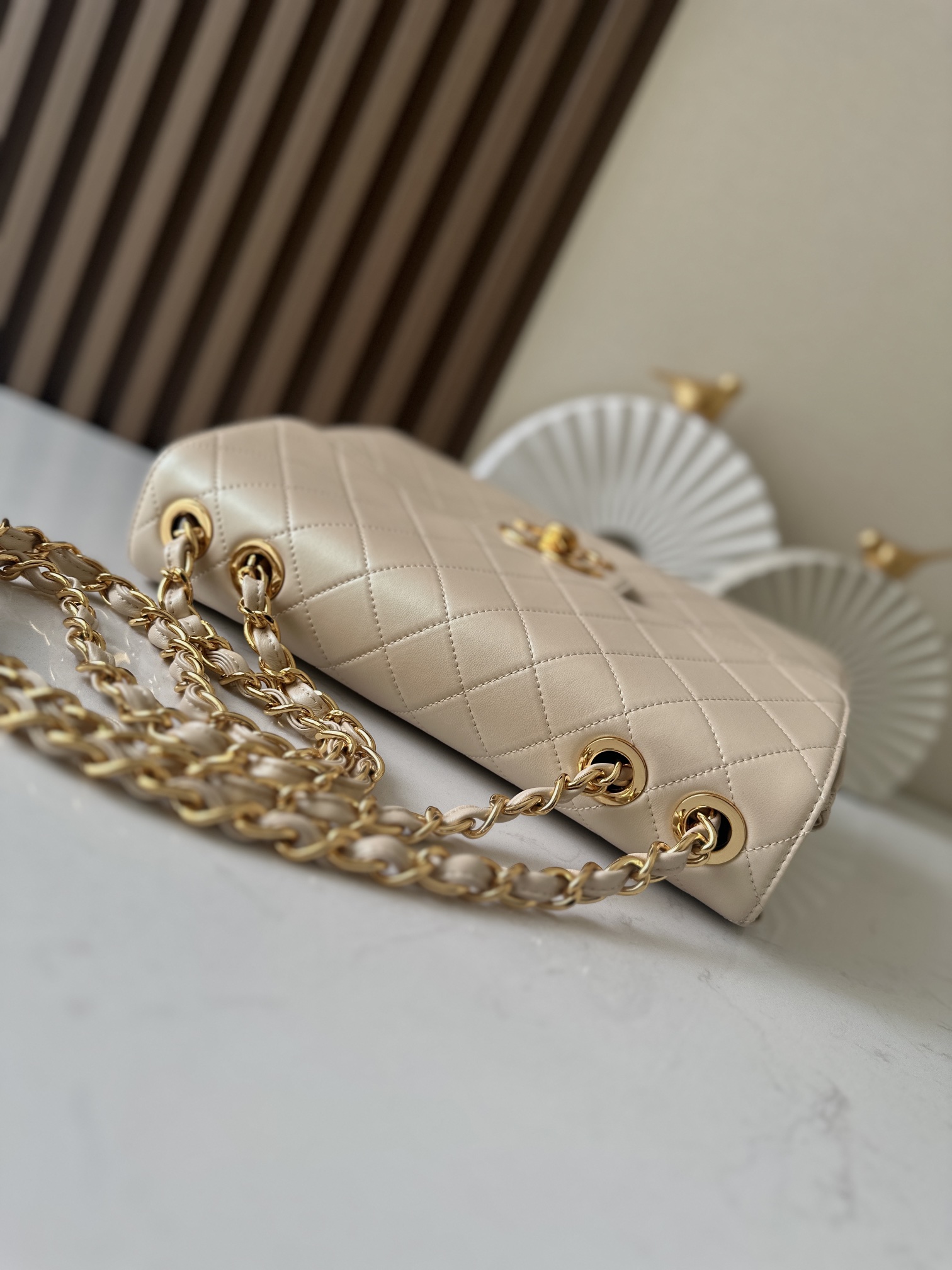 Chanel Classic Flap Bag是1983年老佛爷接手Chanel后对香奈儿女士的设计稍作改动后重新推出的作品