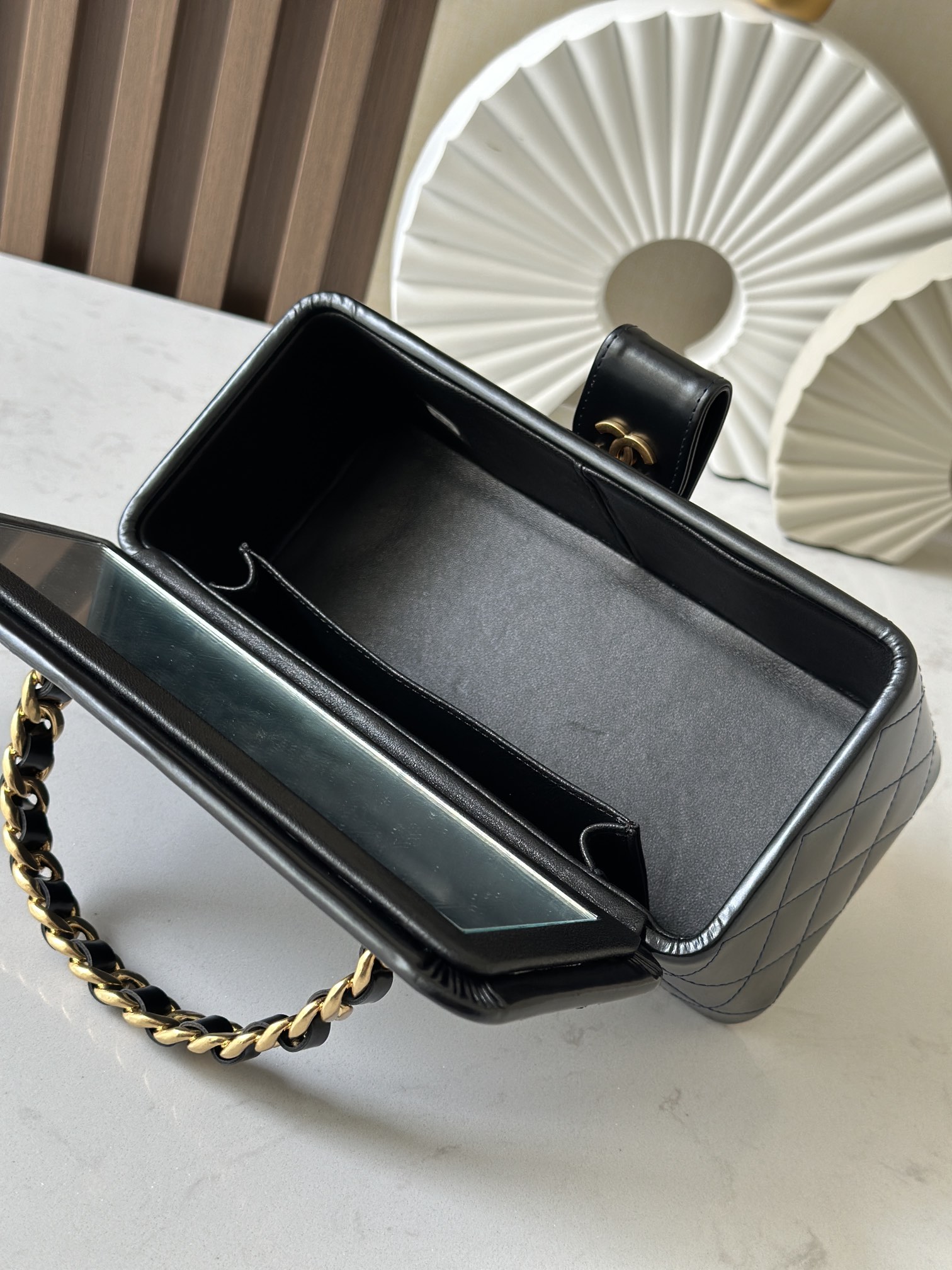 Chanel 这款是香奶奶 家vintage小怪级别的化妆包 珠光金色手提化妆包 这款颜色真的很绝 不同灯光能折射出不同颜色 颜色细节是高级满分 手提部分无论是从弧度还是色泽上
