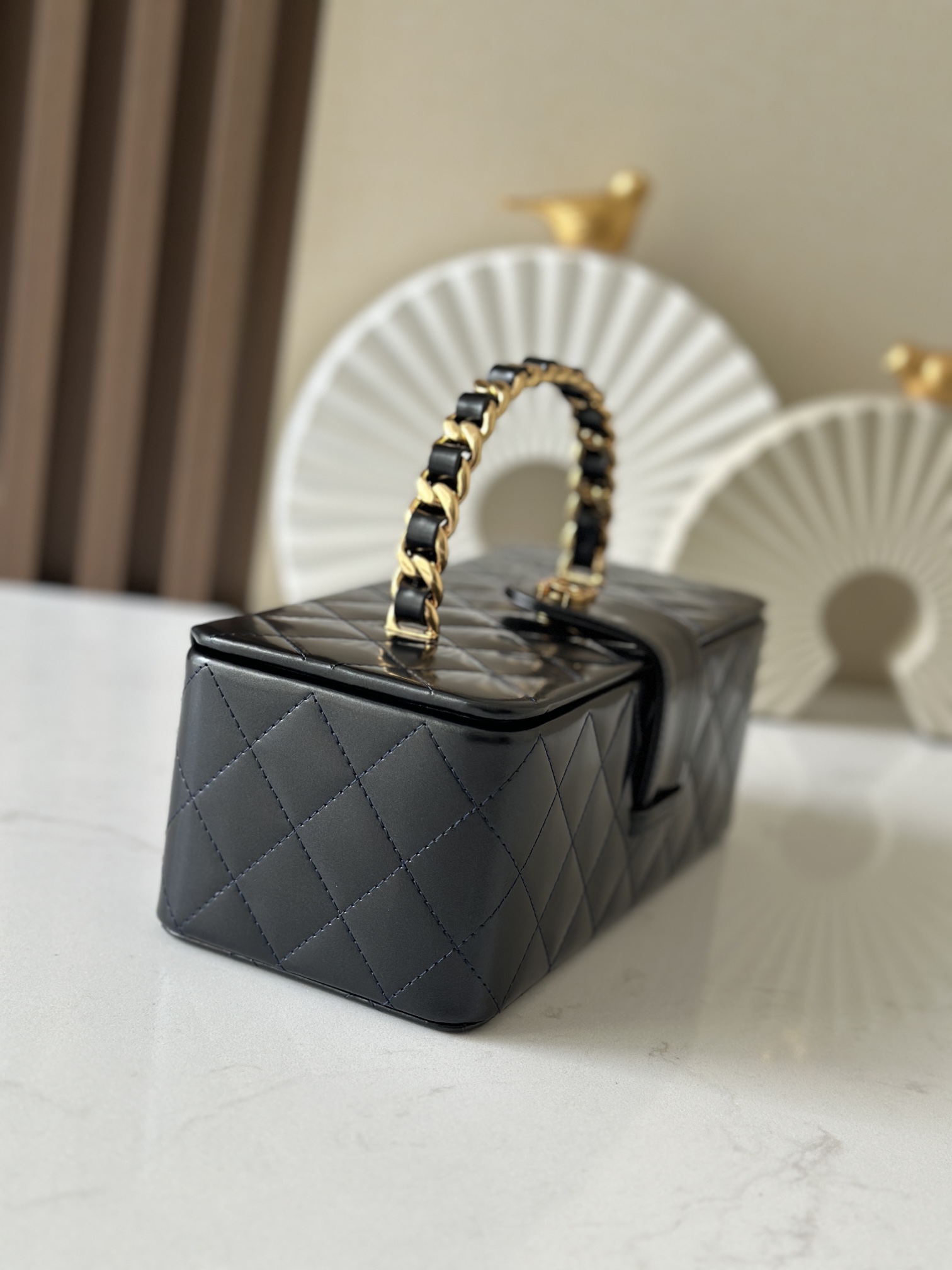 Chanel 这款是香奶奶 家vintage小怪级别的化妆包 珠光金色手提化妆包 这款颜色真的很绝 不同灯光能折射出不同颜色 颜色细节是高级满分 手提部分无论是从弧度还是色泽上