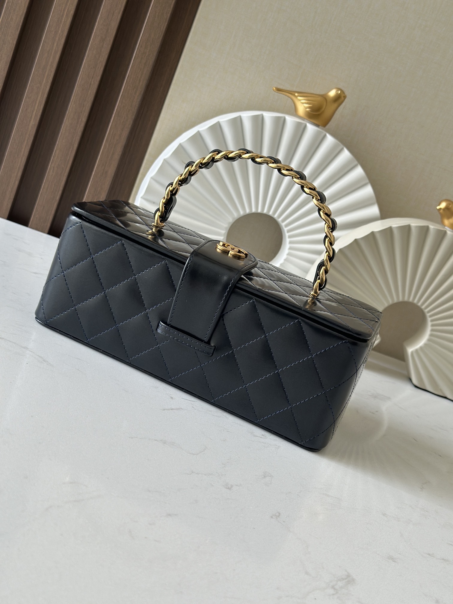 Chanel 这款是香奶奶 家vintage小怪级别的化妆包 珠光金色手提化妆包 这款颜色真的很绝 不同灯光能折射出不同颜色 颜色细节是高级满分 手提部分无论是从弧度还是色泽上