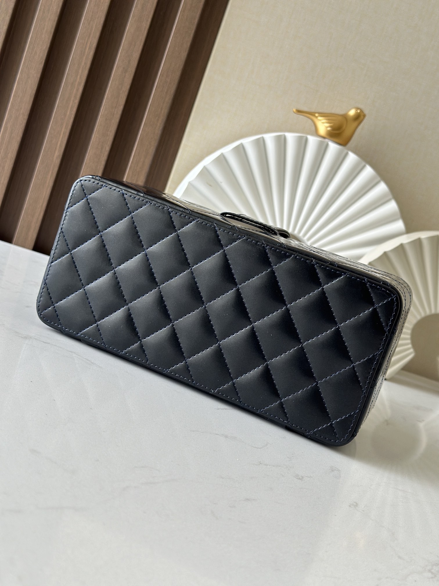 Chanel 这款是香奶奶 家vintage小怪级别的化妆包 珠光金色手提化妆包 这款颜色真的很绝 不同灯光能折射出不同颜色 颜色细节是高级满分 手提部分无论是从弧度还是色泽上