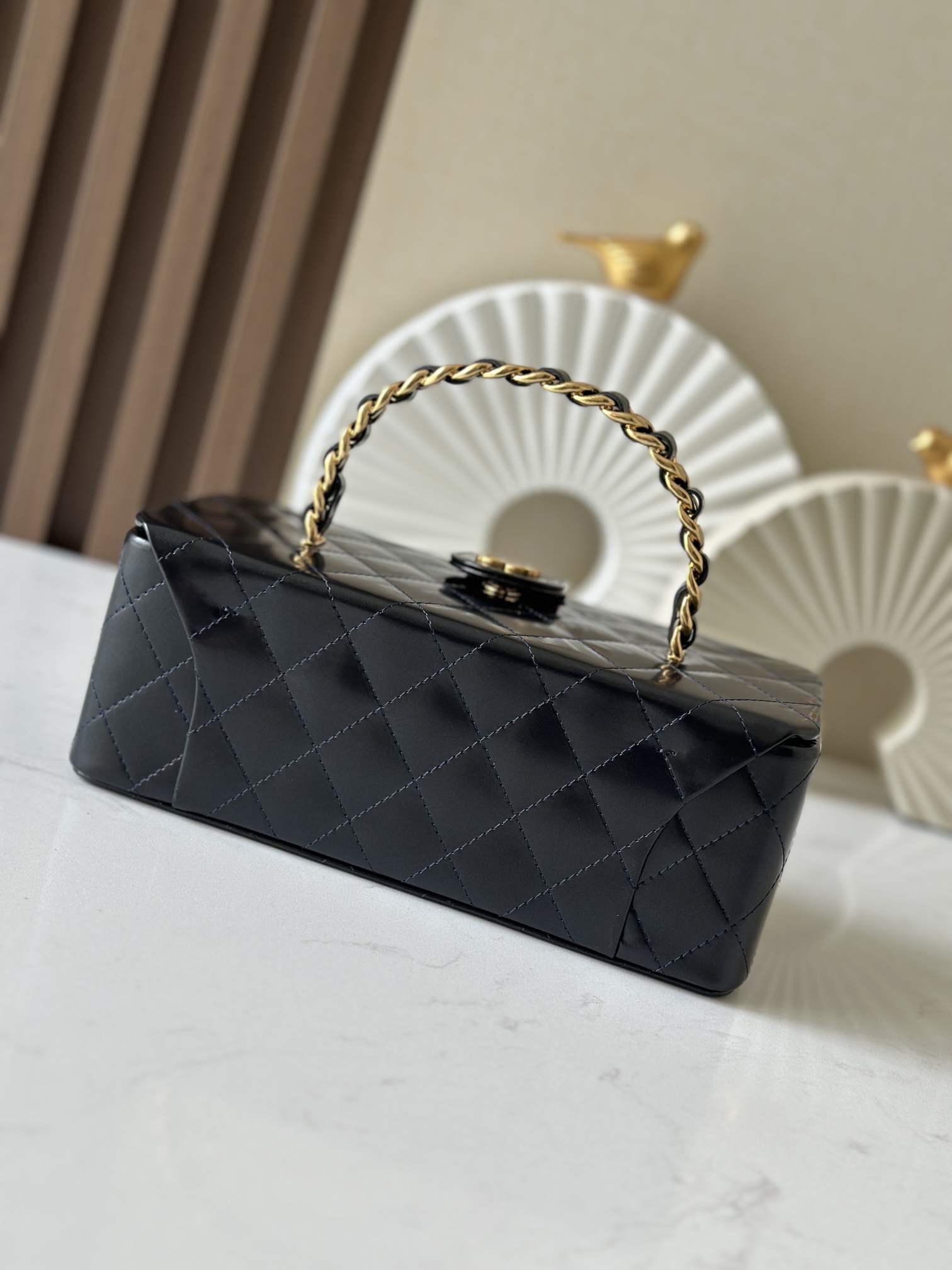 Chanel 这款是香奶奶 家vintage小怪级别的化妆包 珠光金色手提化妆包 这款颜色真的很绝 不同灯光能折射出不同颜色 颜色细节是高级满分 手提部分无论是从弧度还是色泽上