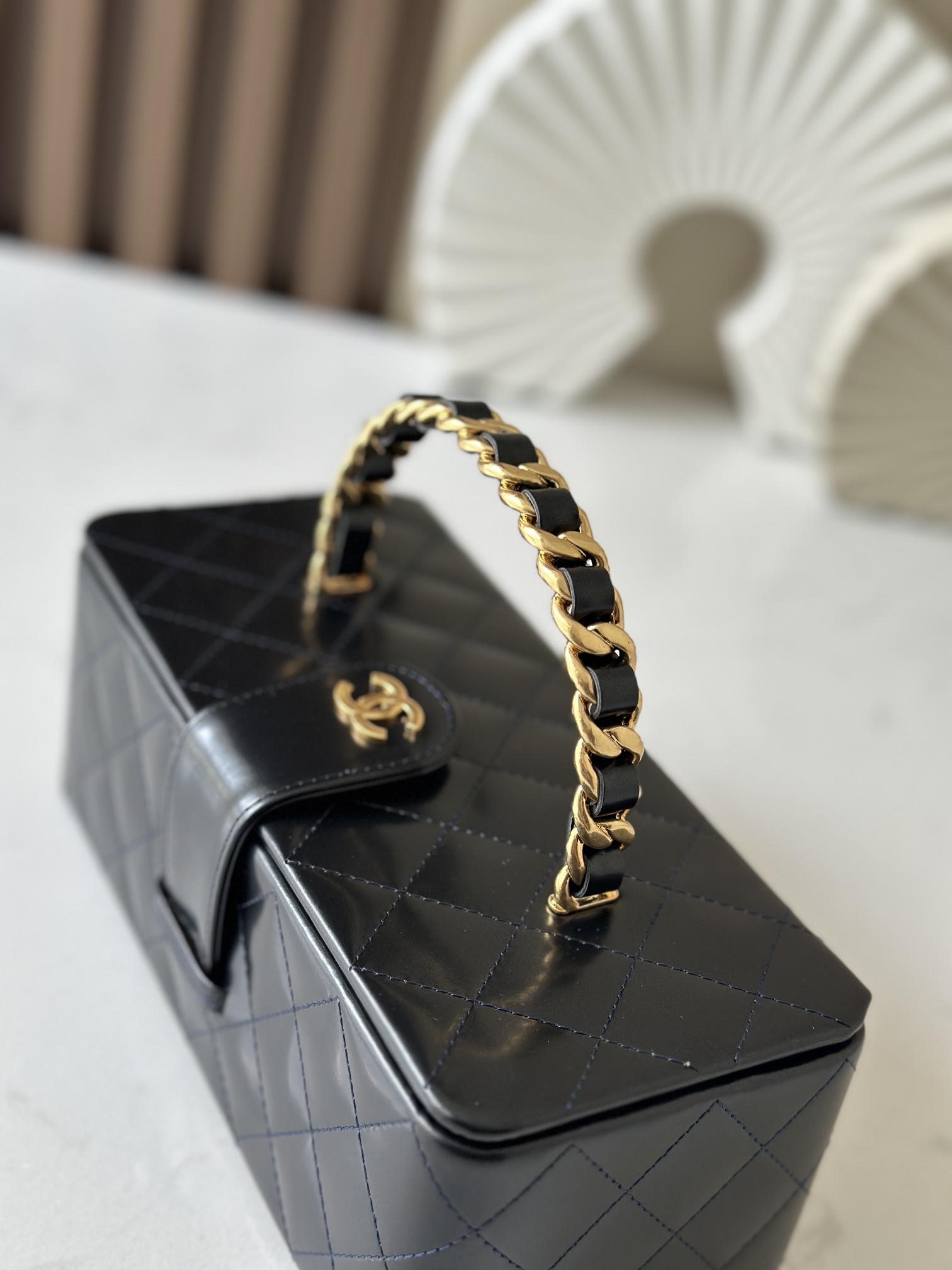 Chanel 这款是香奶奶 家vintage小怪级别的化妆包 珠光金色手提化妆包 这款颜色真的很绝 不同灯光能折射出不同颜色 颜色细节是高级满分 手提部分无论是从弧度还是色泽上
