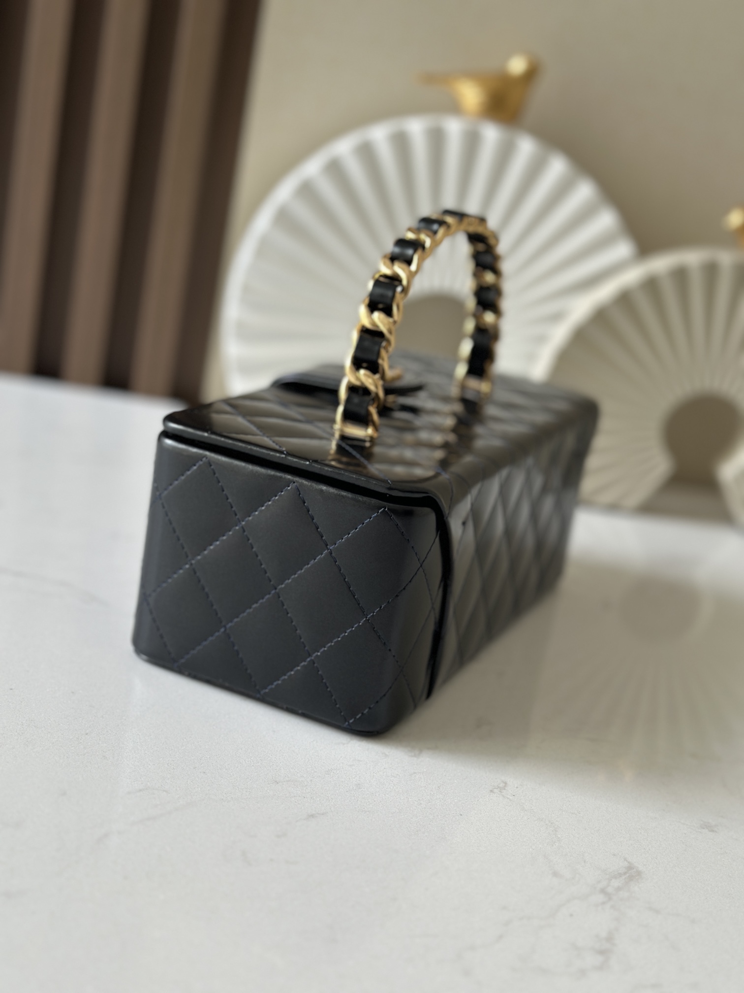 Chanel 这款是香奶奶 家vintage小怪级别的化妆包 珠光金色手提化妆包 这款颜色真的很绝 不同灯光能折射出不同颜色 颜色细节是高级满分 手提部分无论是从弧度还是色泽上